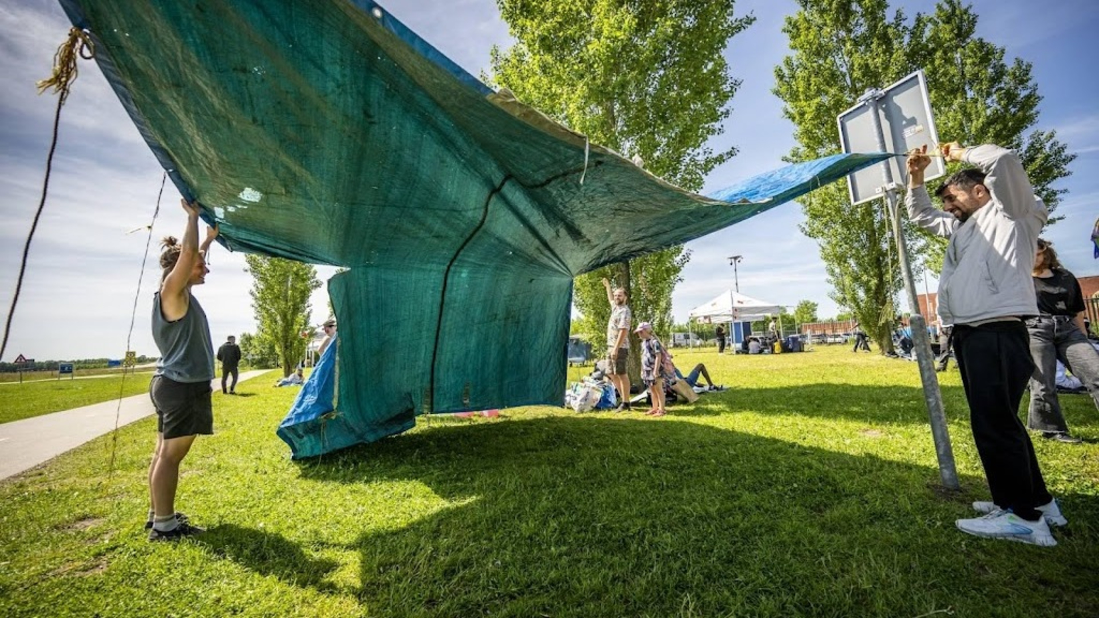 Red Cross sets up extra tents in Ter Apel for shade