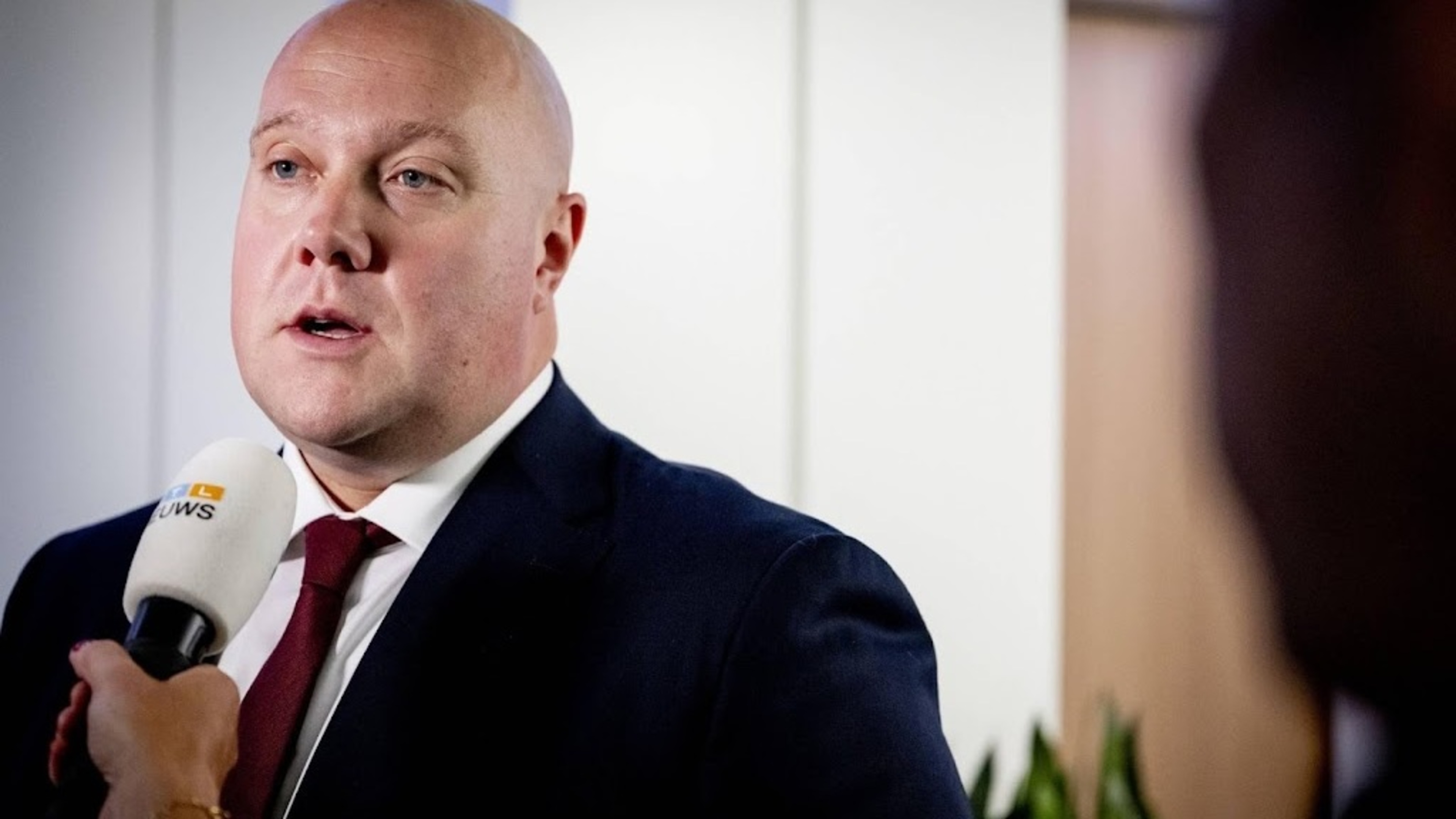 Aartsen wants 75,000 extra asylum seekers in work in coming years