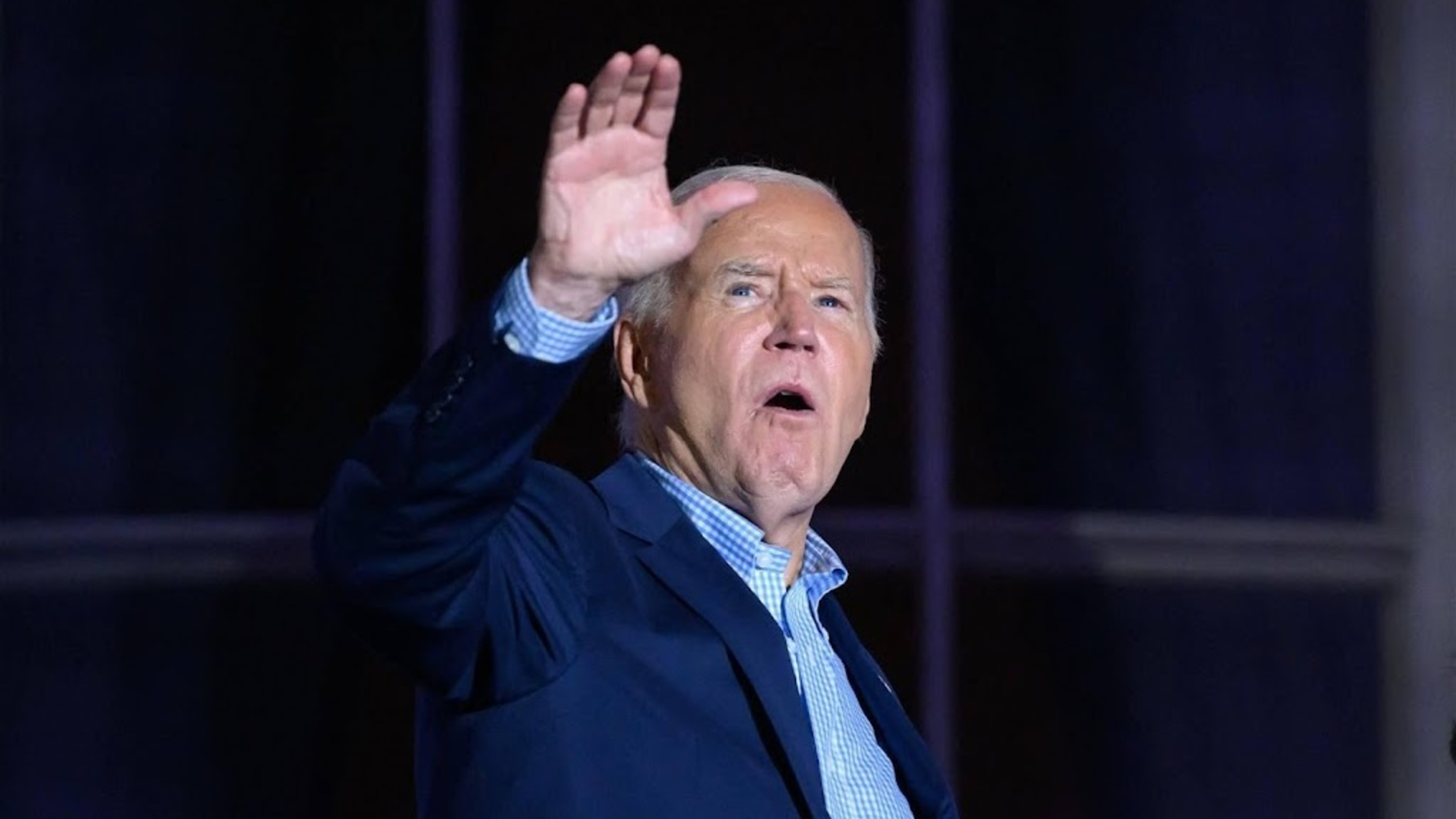 Biden hapert opnieuw in openbaar en verliest belangrijke donateur
