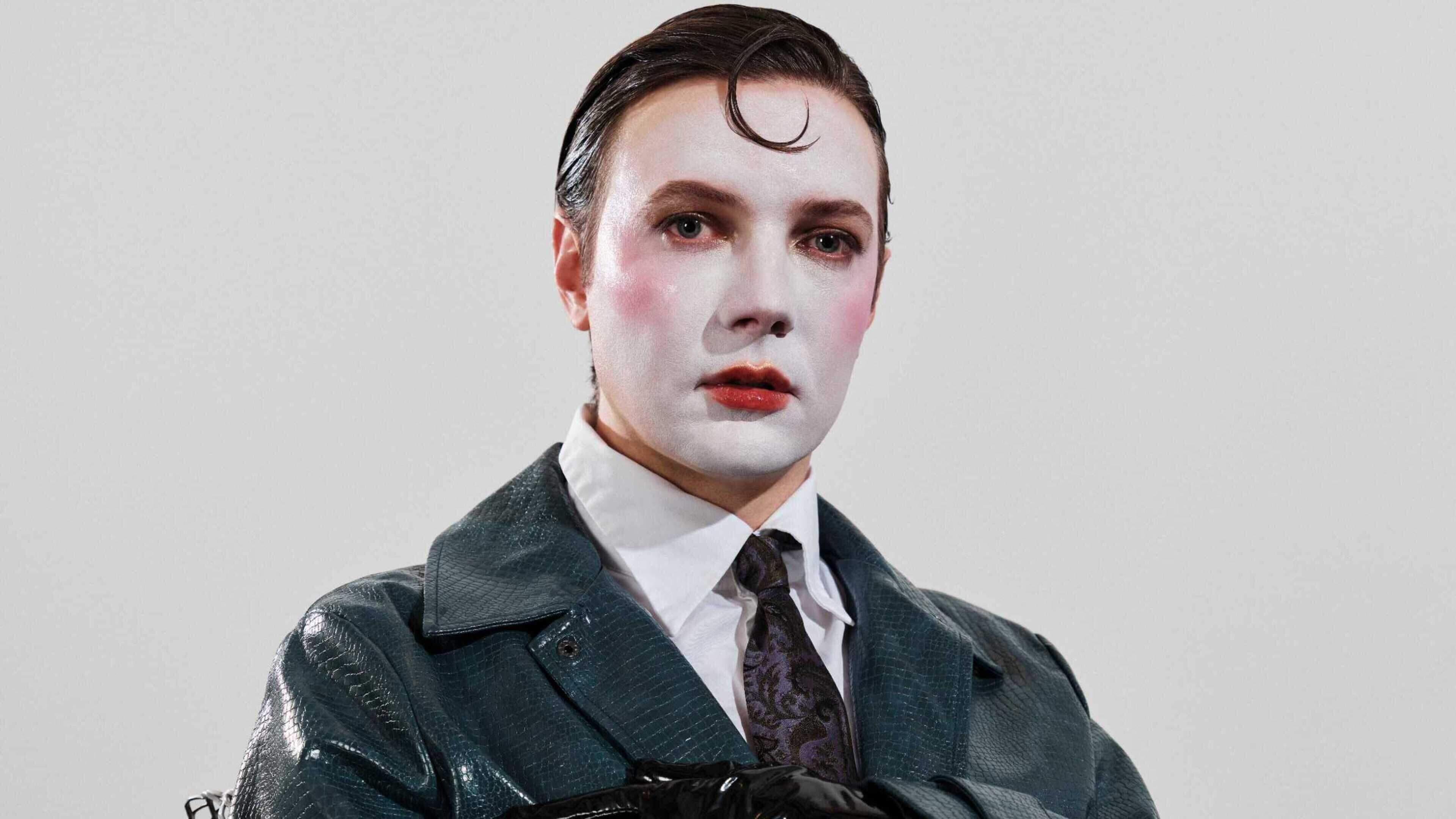 Solo performance about transgressive behavior: Liberation from a toxic relationship