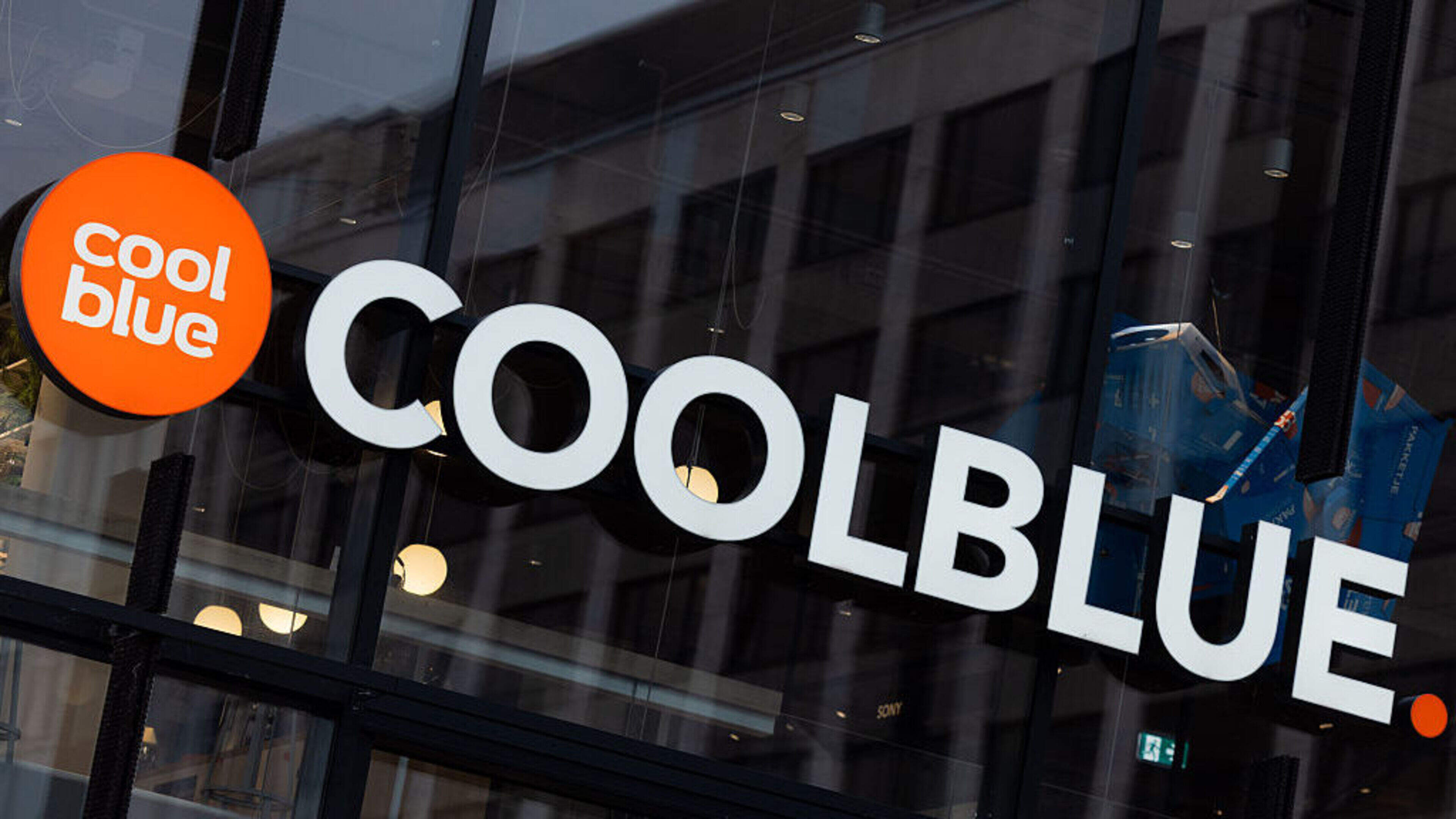 Coolblue brings a smile with a free iPad charger