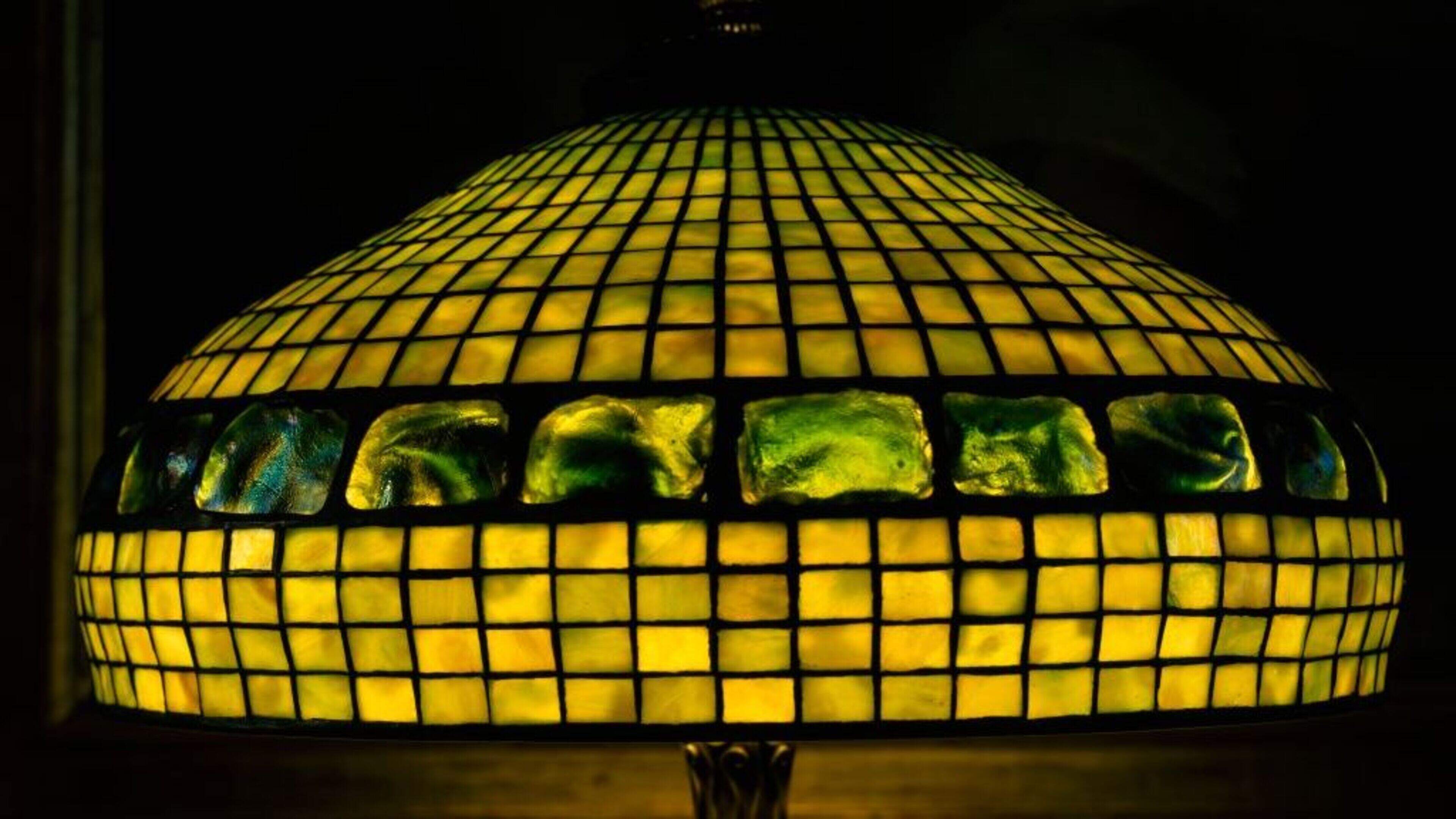 Lamp shop prevents floor lamp from being thrown away