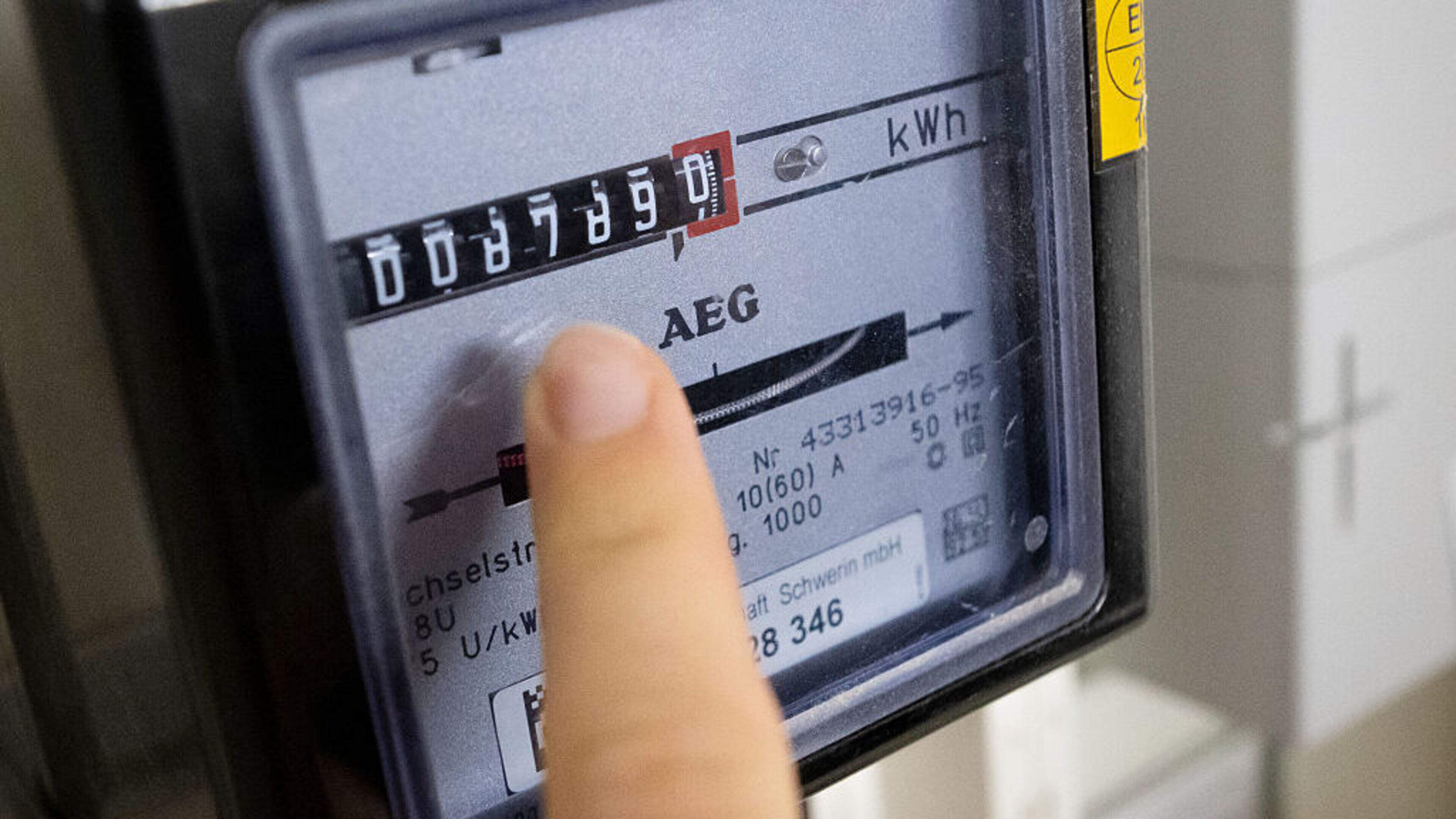 Cees doesn't want a smart device. Can he refuse the replacement of his old electricity and gas meters?