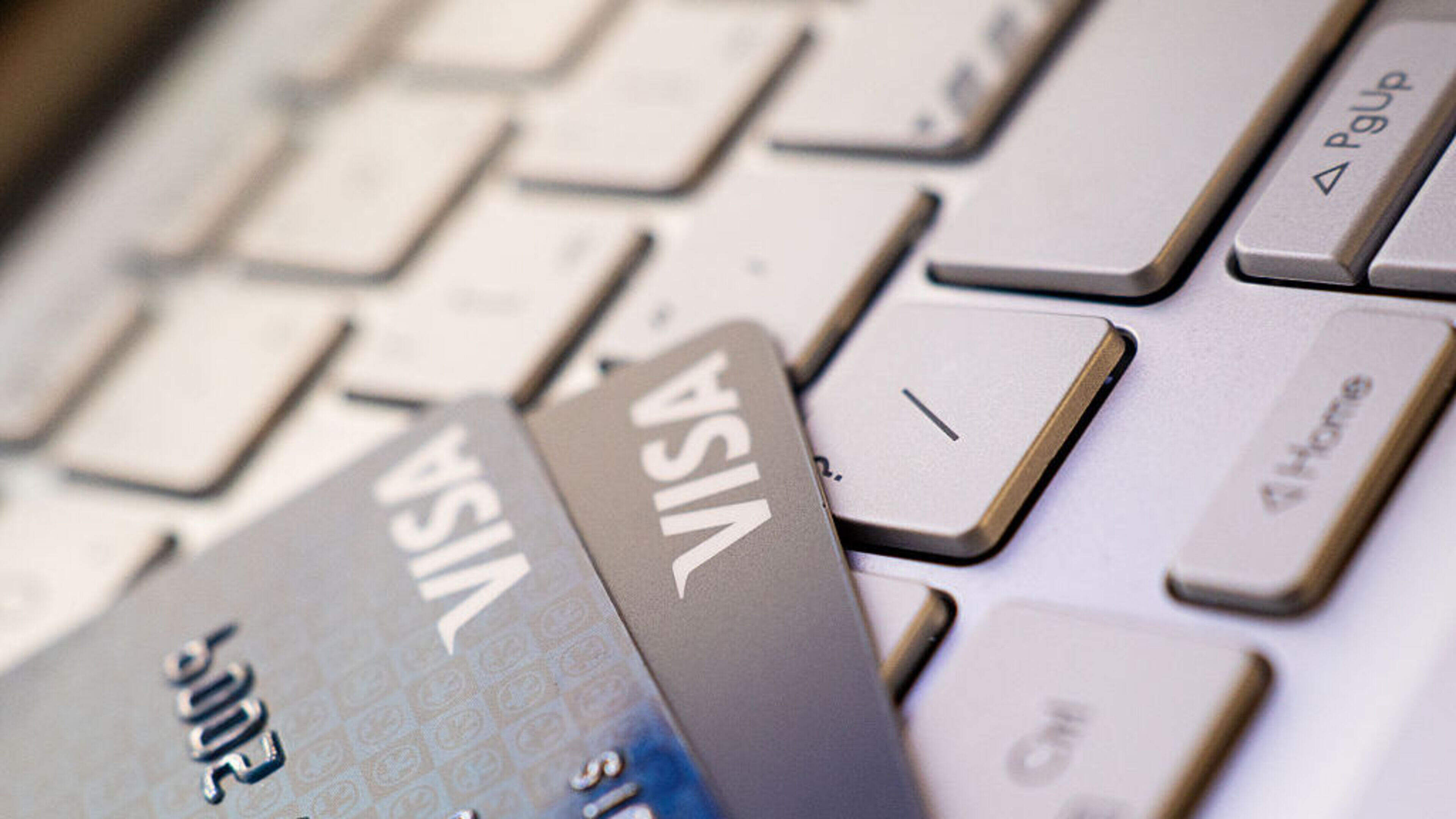 Intern's webshop causes major frustration for Louis after jacket order