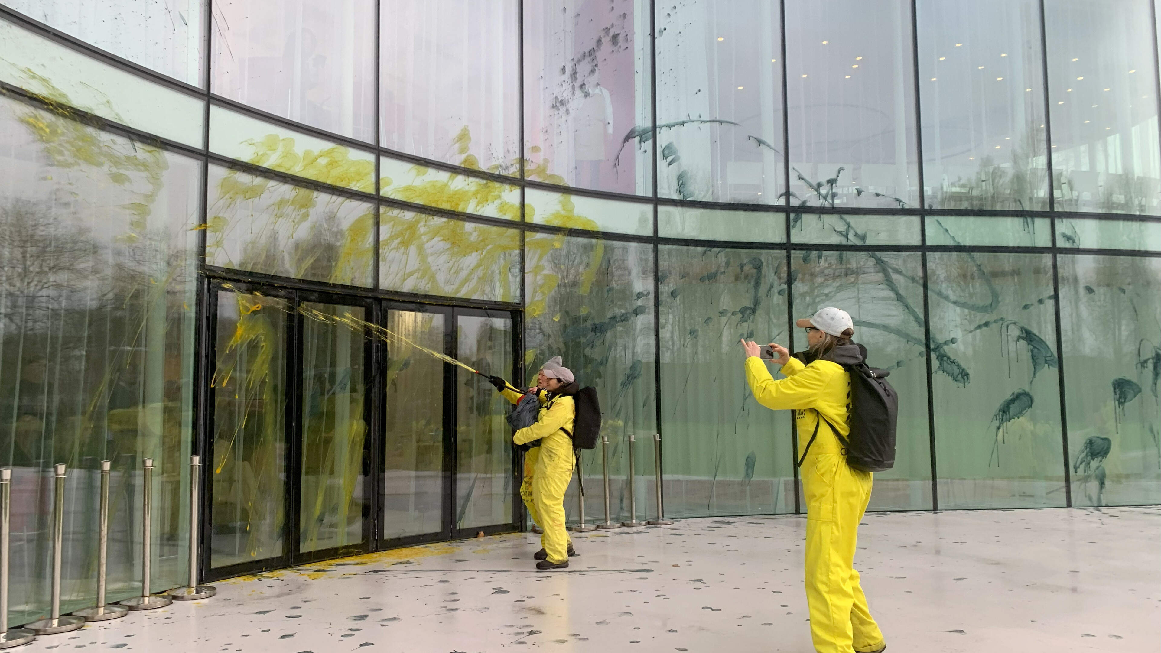 Actievoerders bekladden het provinciehuis.