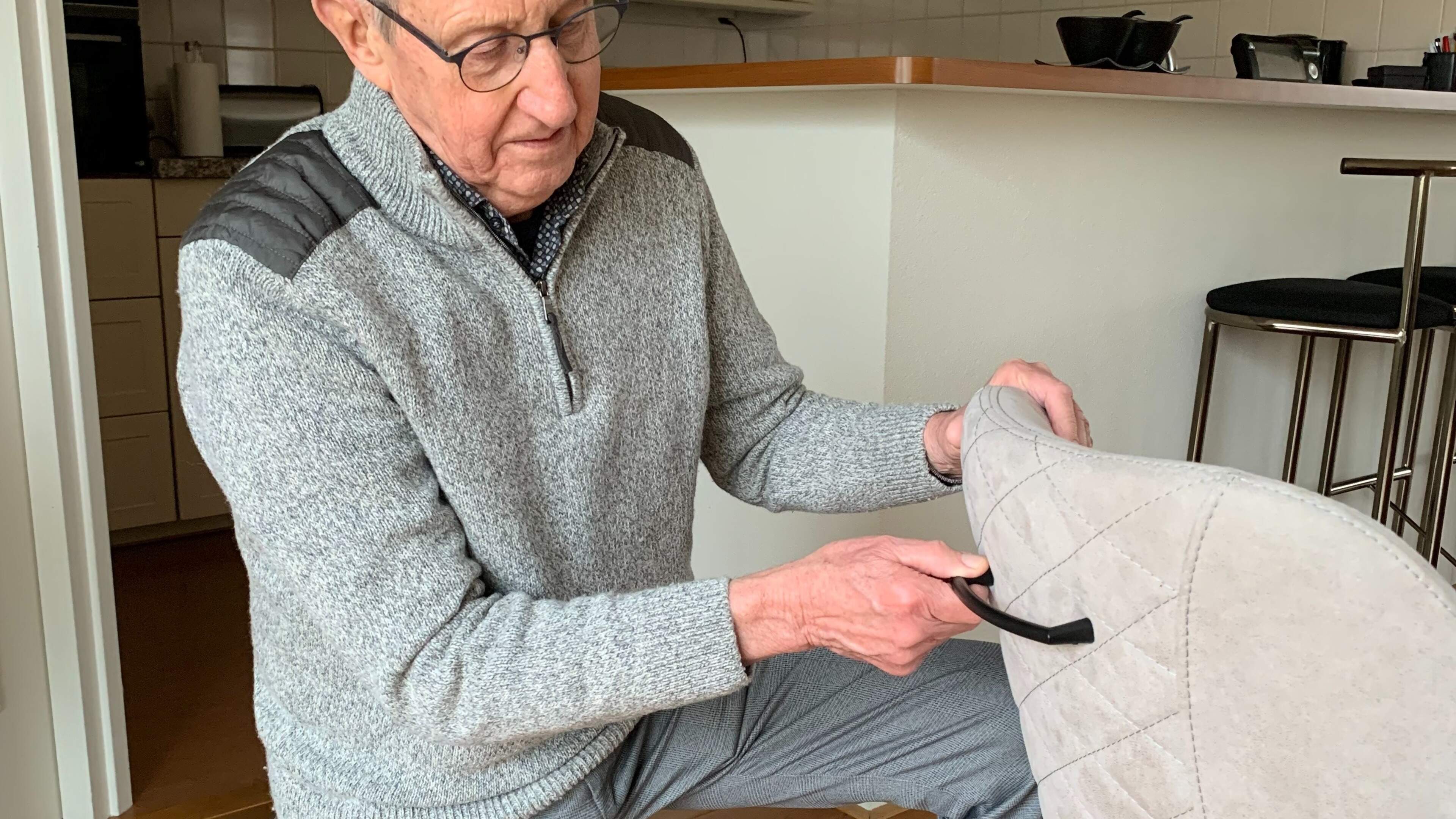 'Strange' furniture store helps Piet for free