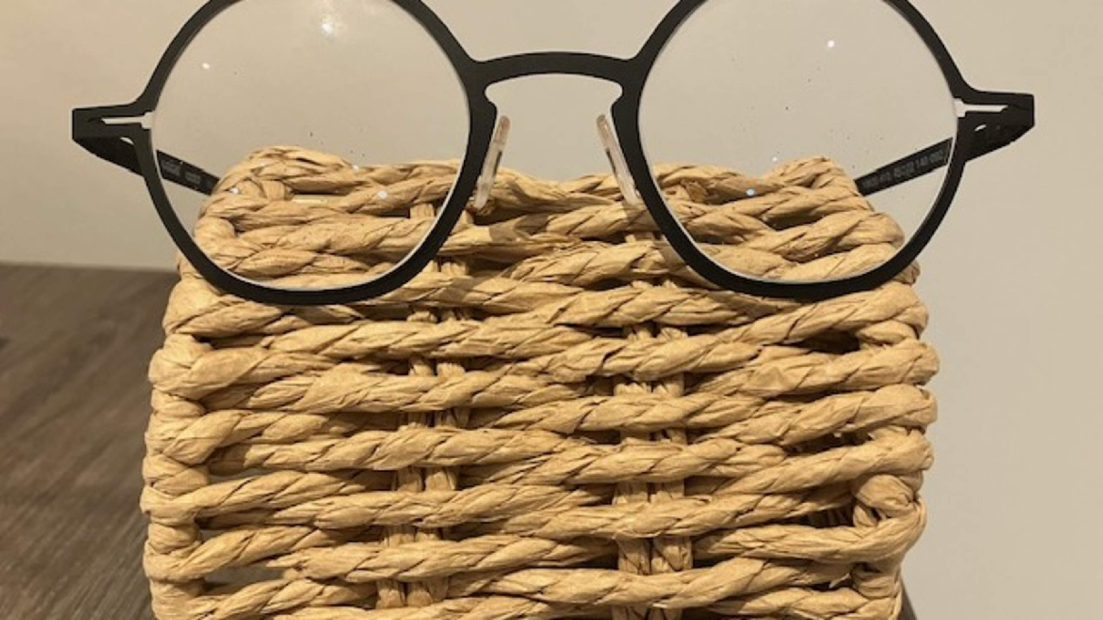 Marian frustrated with new glasses; they end up in the drawer. Fortunately, optician Faber resolves it nicely