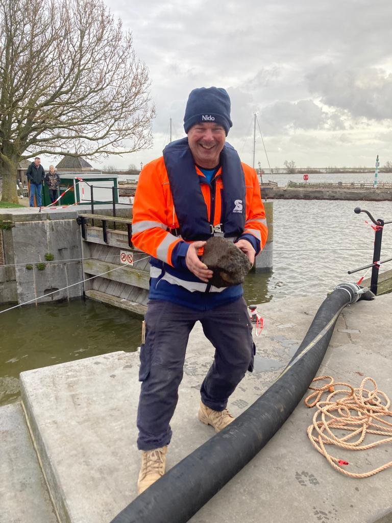 Een grote steen blijkt de boosdoener. Nieuwe stormdeuren Sassluis Enkhuizen sloten slecht, maar dat 