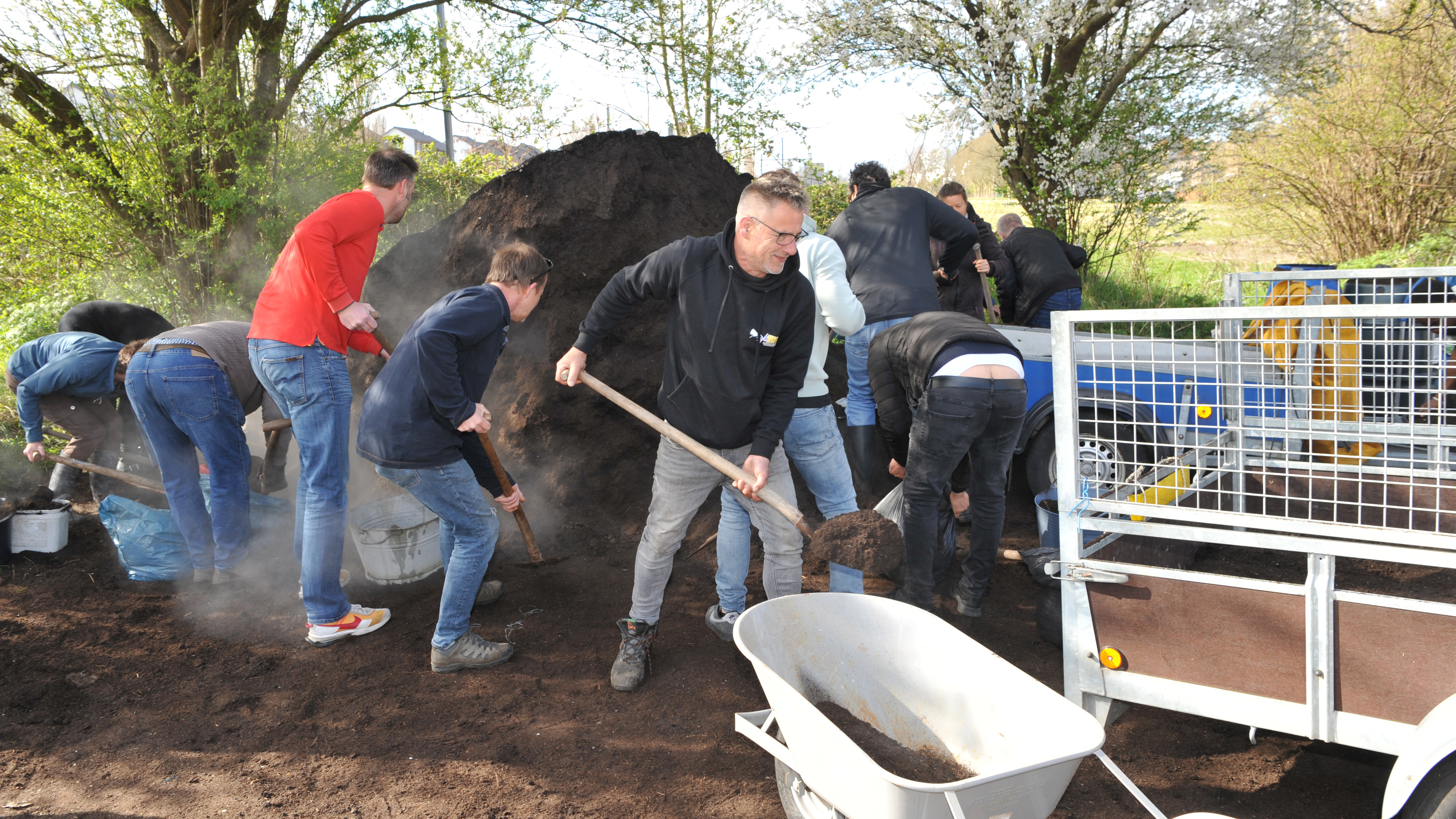 Free compost at Heemskerk station, bring your own shovel and bucket