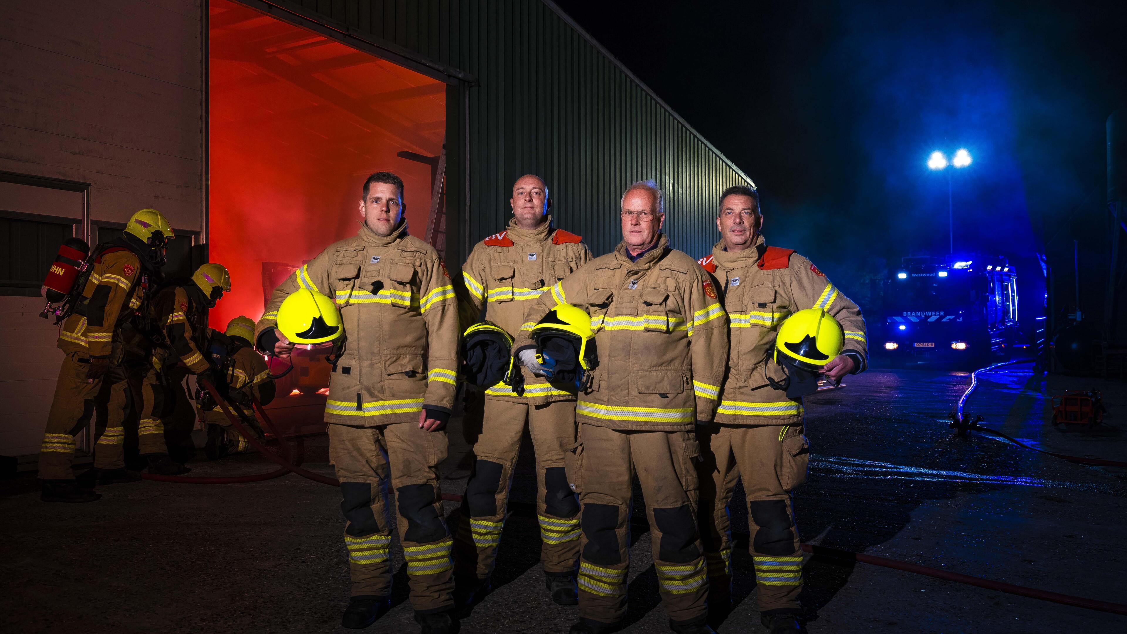 Brandweer Westwoud in actie voor nieuwe collega’s: bezoekers van roadshow ervaren in container vol r