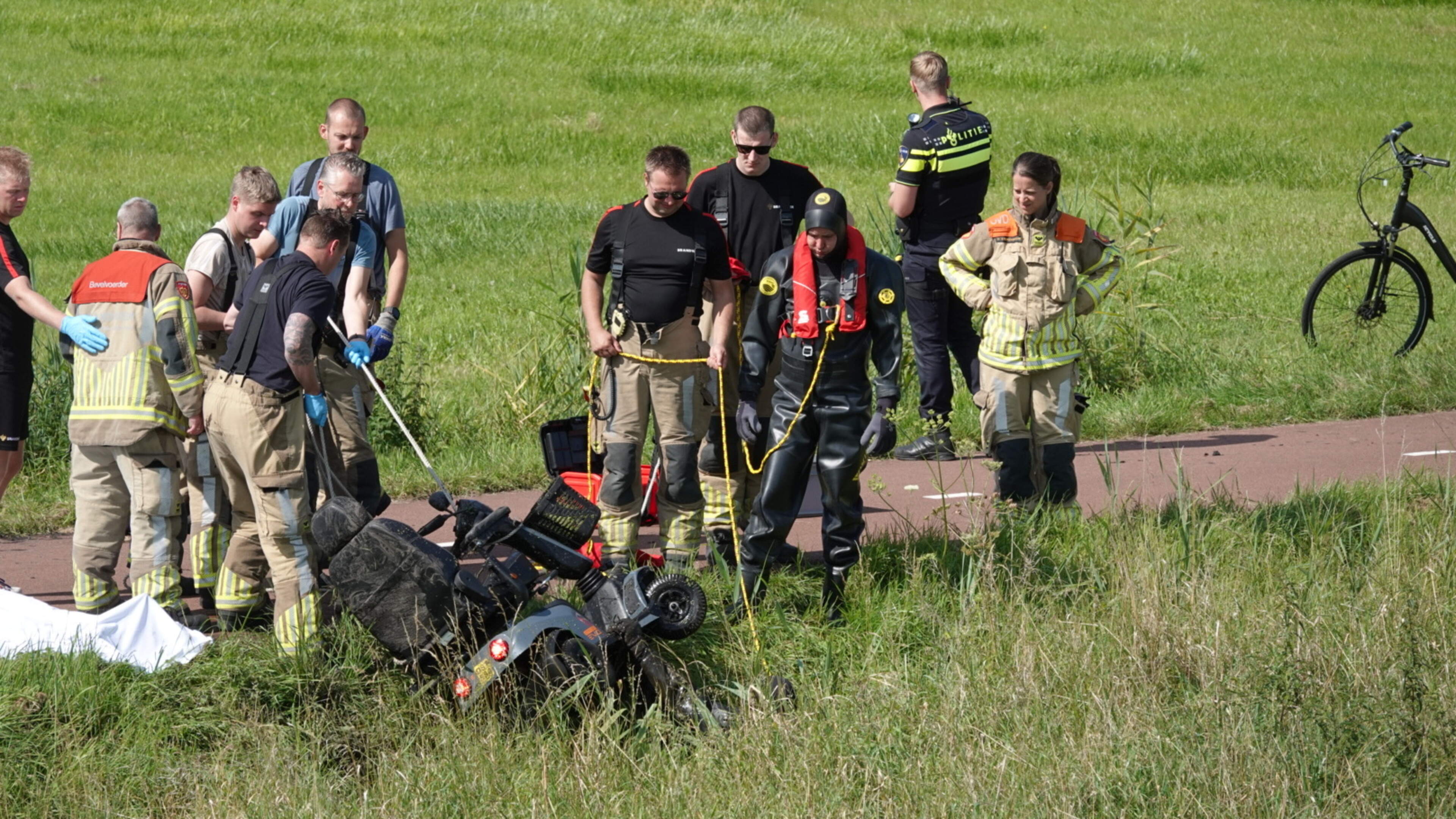 Persoon op scootmobiel overleden bij ongeval in sloot Westzaan