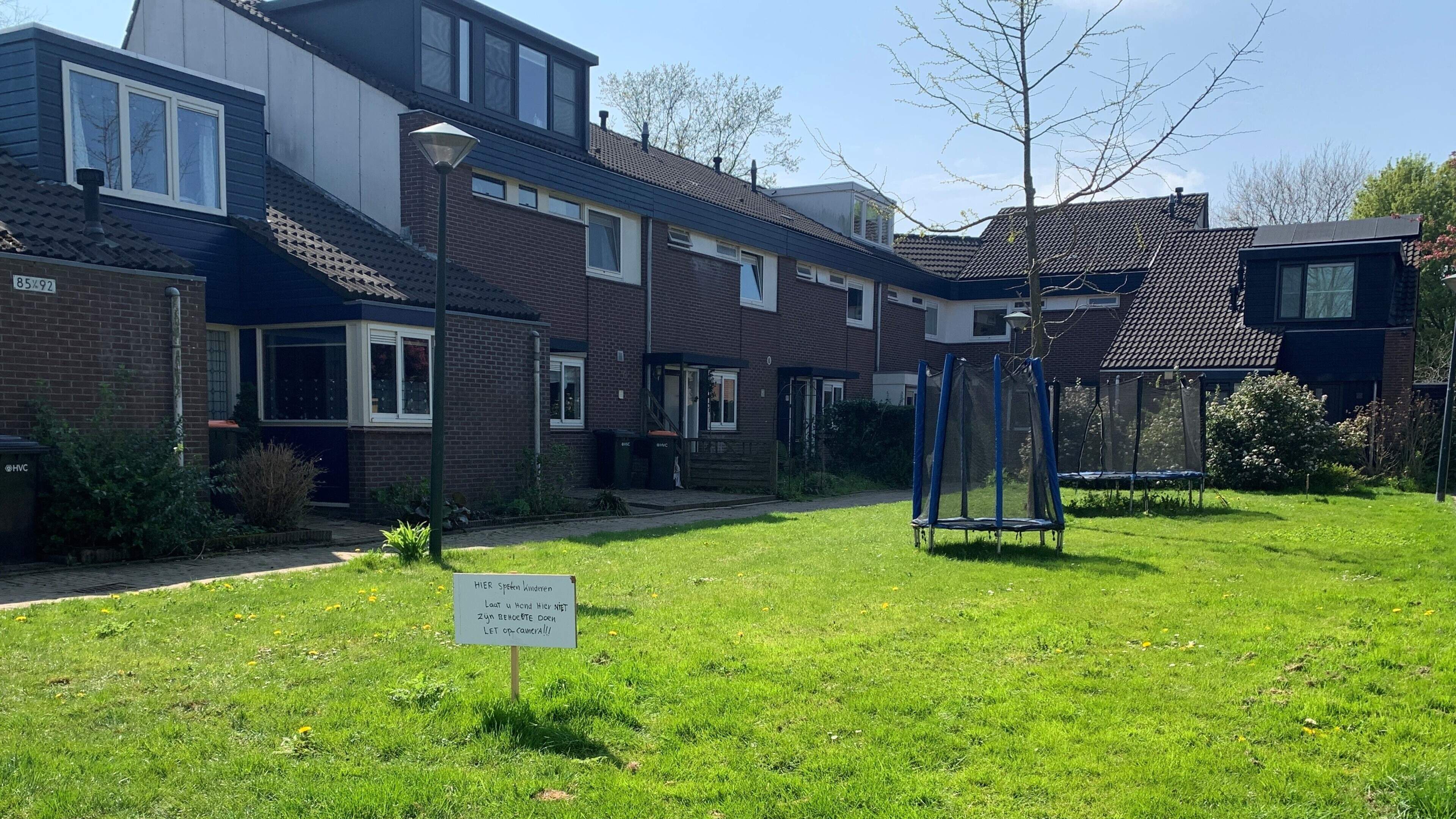 Buurt boos: na een klacht moeten trampolines die al twee jaar op grasveldje in Hoorn staan opeens we