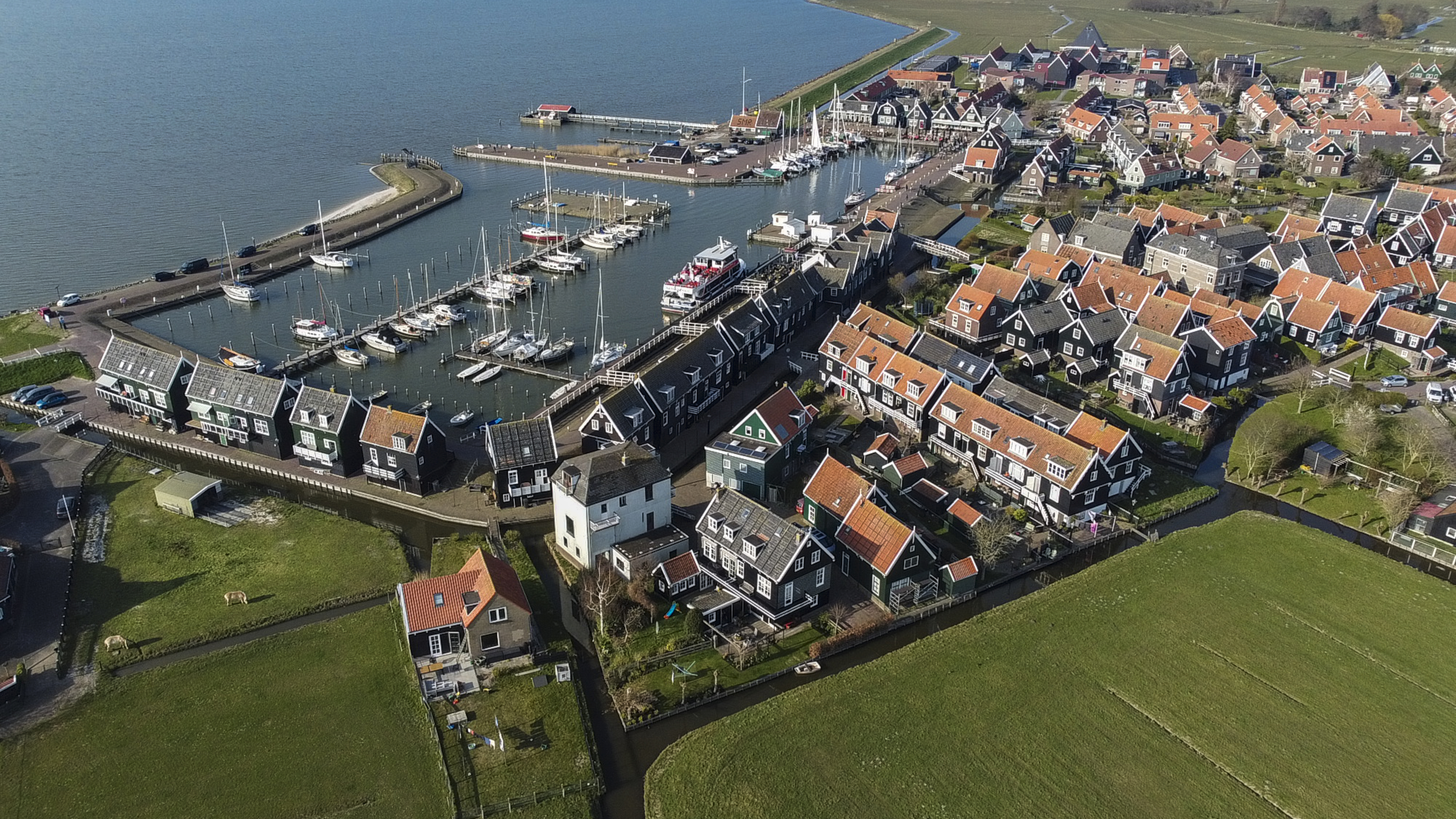 Vandalisme en ophangen gevilde haas. Na vernielingen op het eiland, intimidatie en geruzie op social