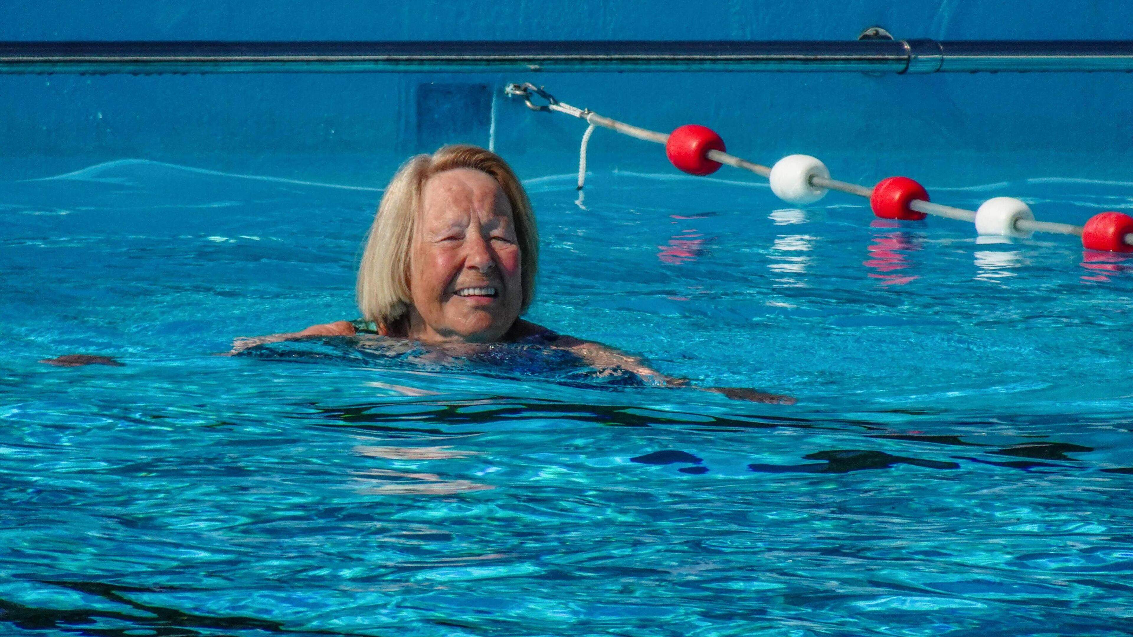 Gerda doesn’t mind the cold water: Splash! De Zien outdoor pool in Uitgeest reopens