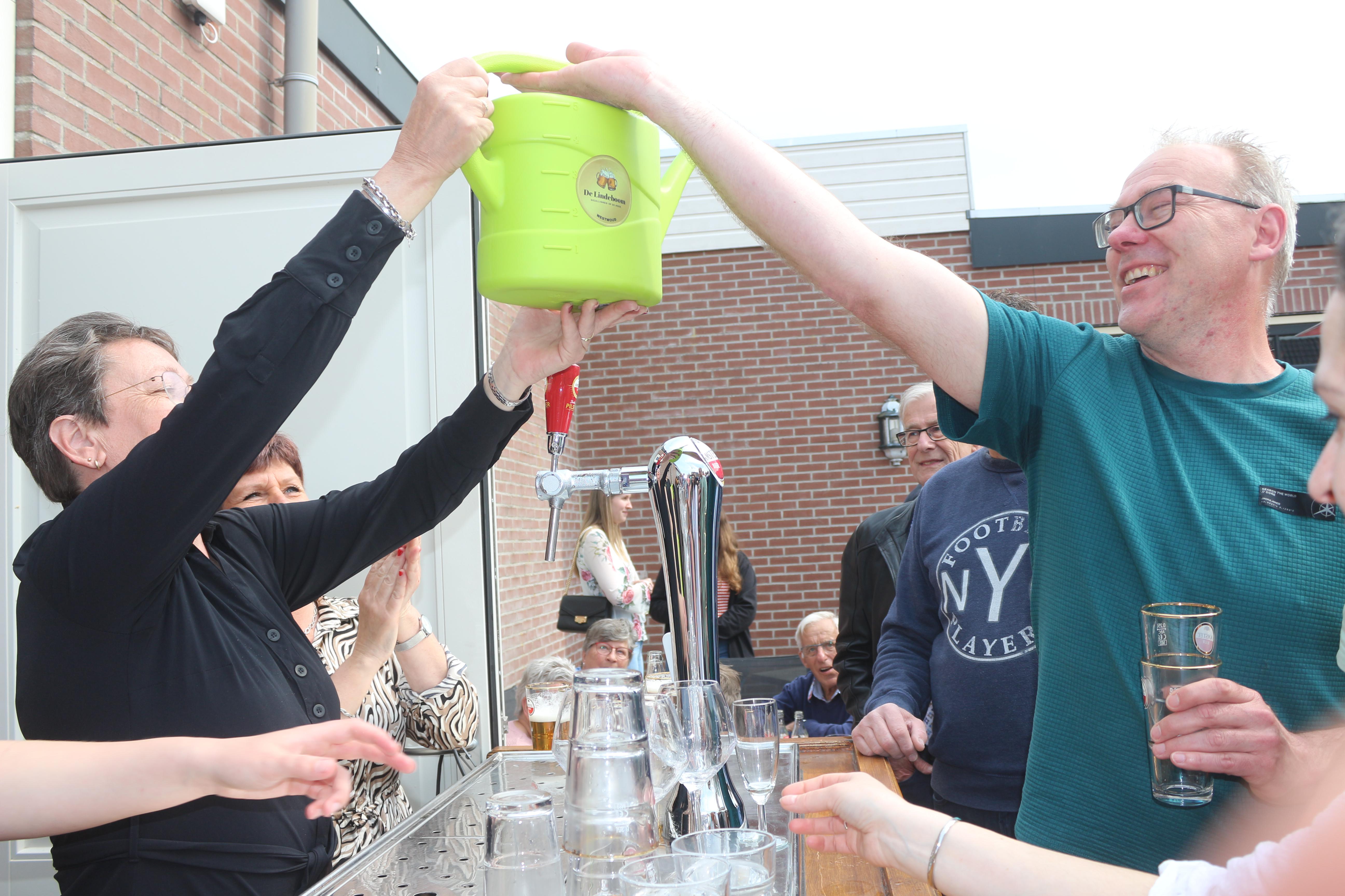 Eerste bierklant van café De Lindeboom in Westwoud krijgt een gieter vol