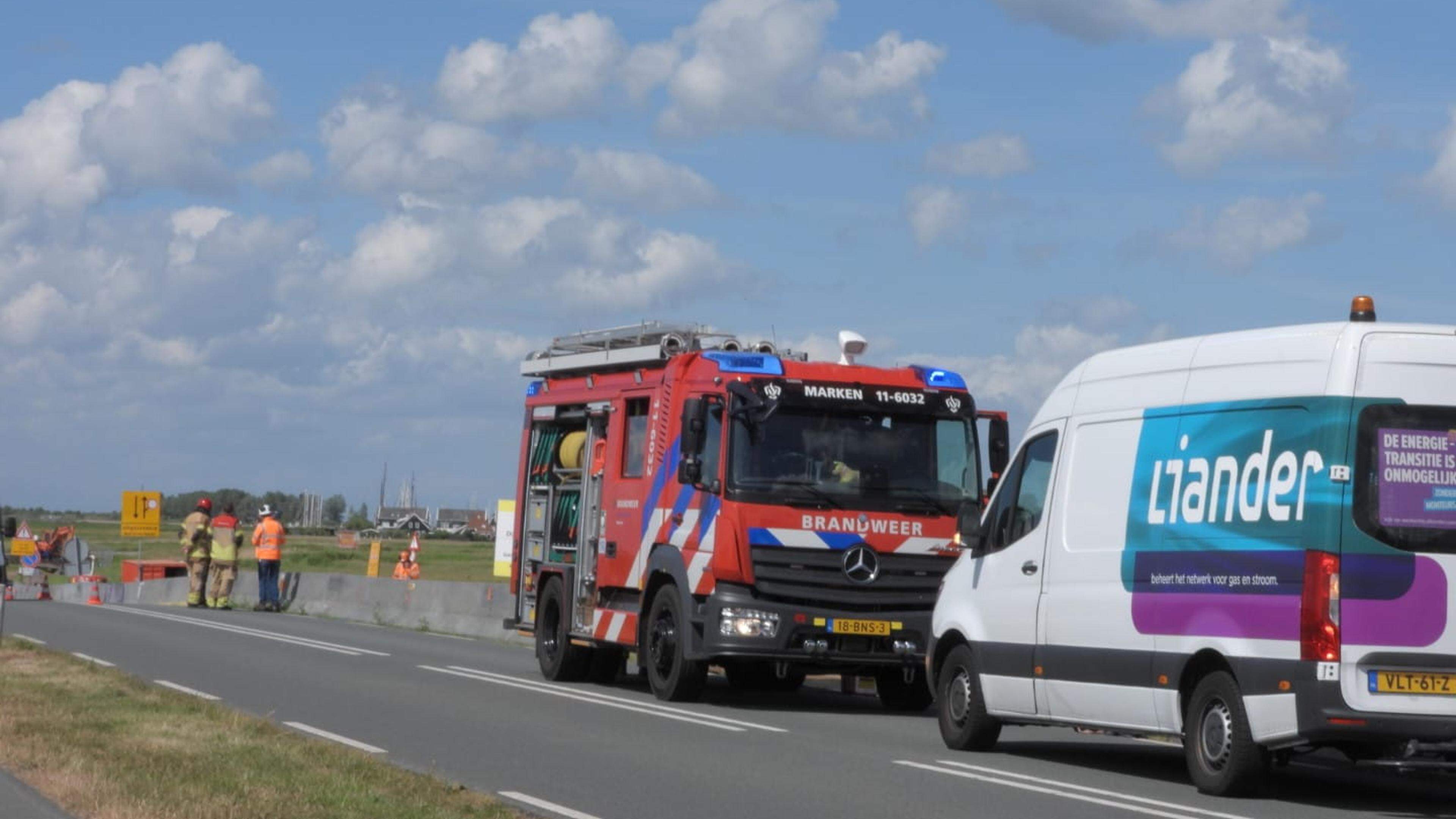 Hoofdgasleiding geraakt bij graafwerkzaamheden op N518 bij Marken, gas afgesloten tot zeker 21.00 uu