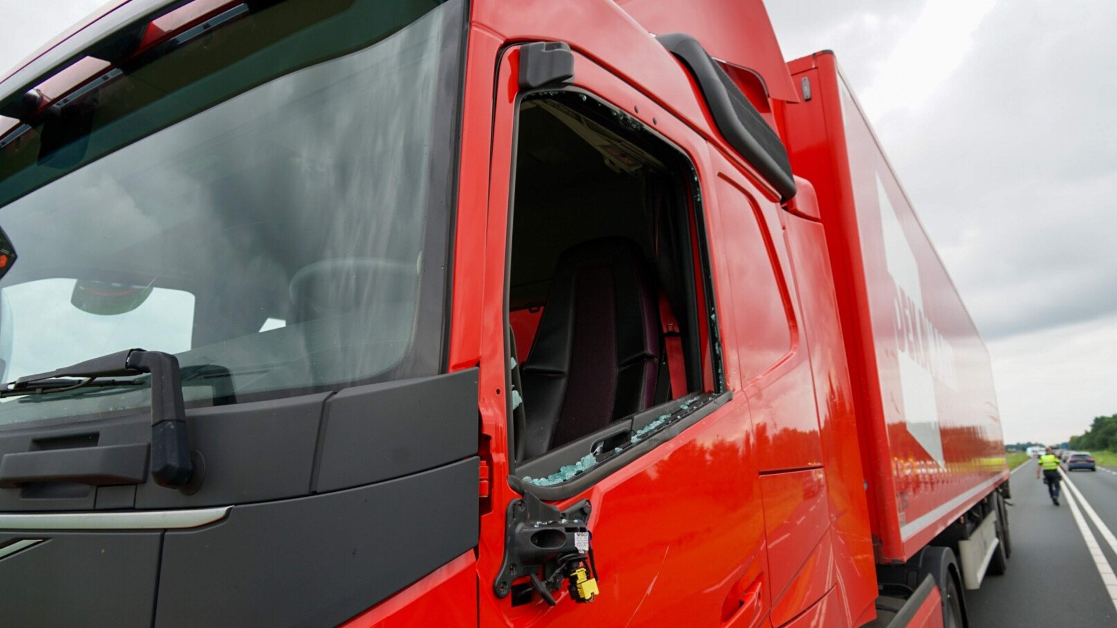 Schade bij frontale botsing tussen vrachtwagen en bestelbus op N505 bij Hoogkarspel
