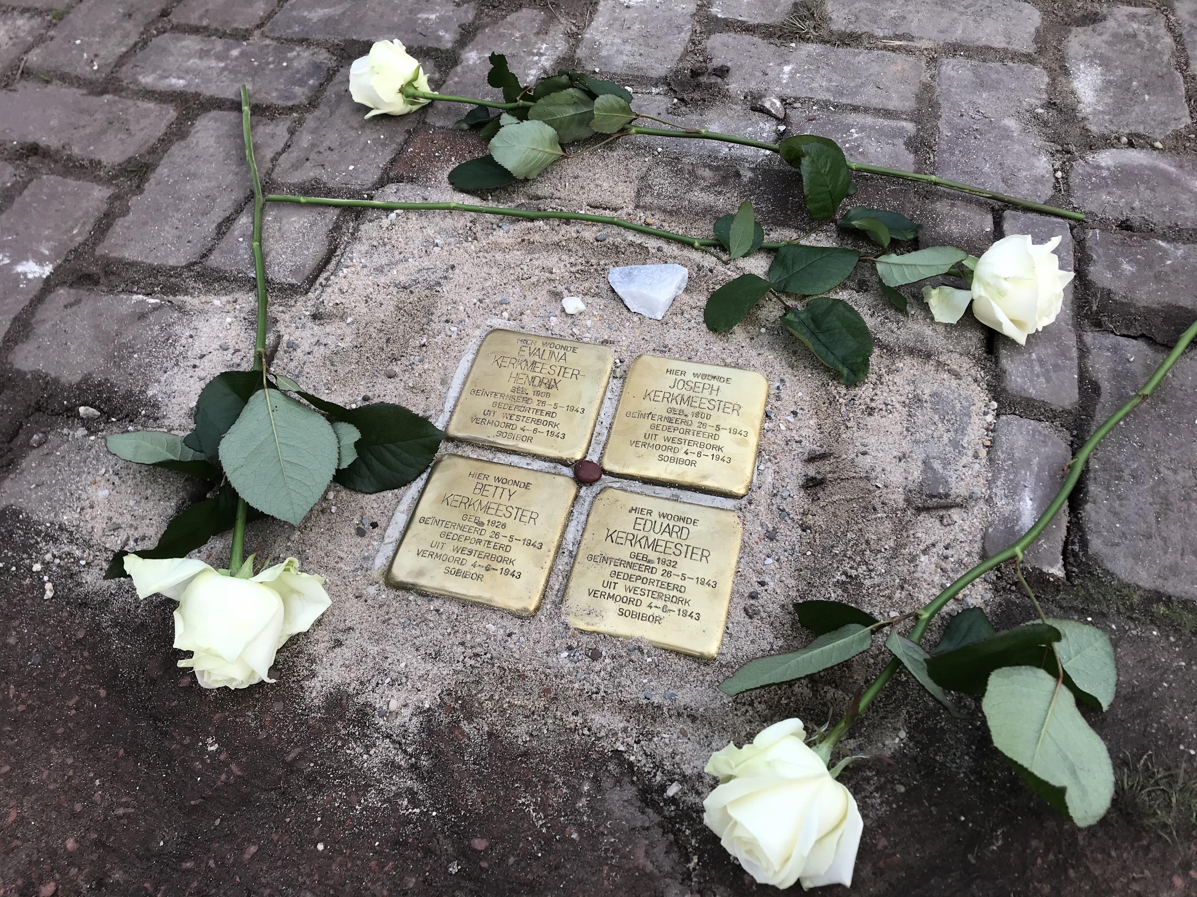 Vier nieuwe gedenkstenen in Watergang voor de Joodse familie Kerkmeester, omgekomen in Sobibor