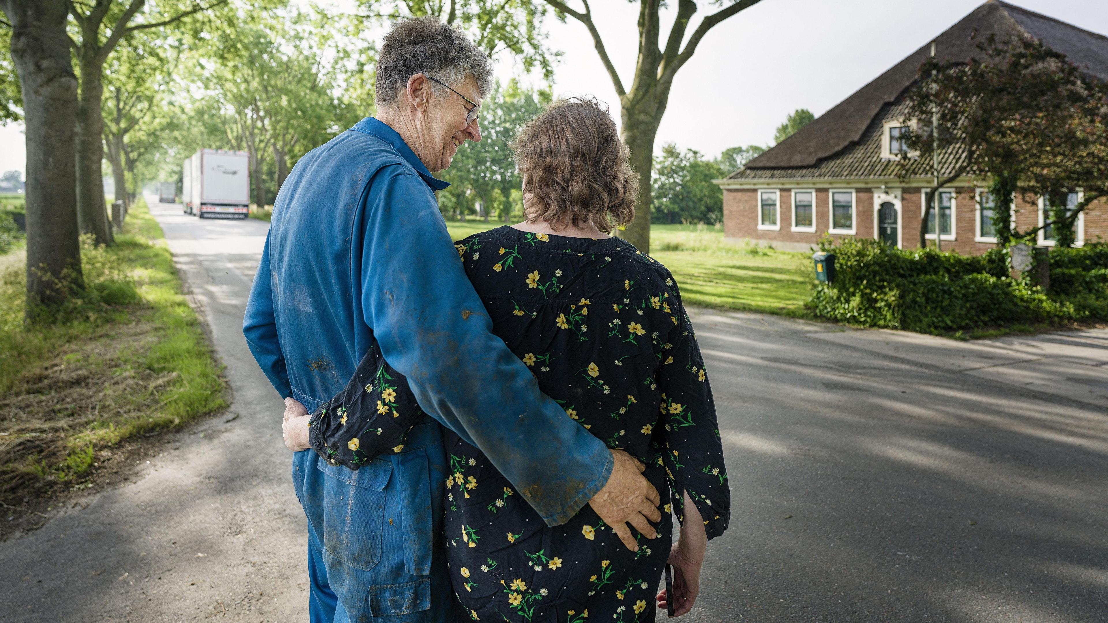 Als de laatste koe de vrachtwagen inloopt, is de reuring op het erf van de familie Konijn voorbij