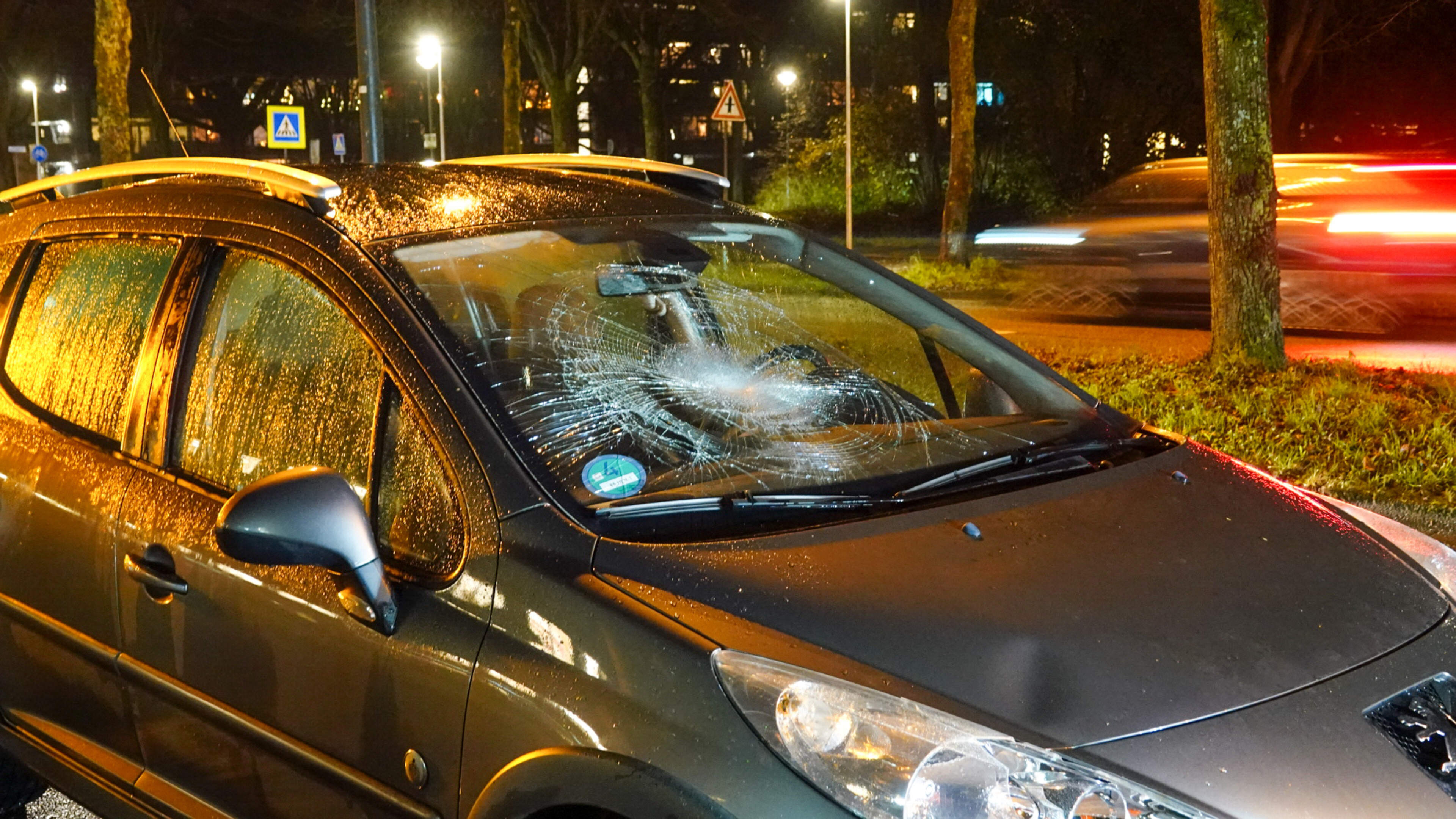 Voetganger wordt geschept door auto bij oversteekplaats in Hoorn, gewond naar ziekenhuis