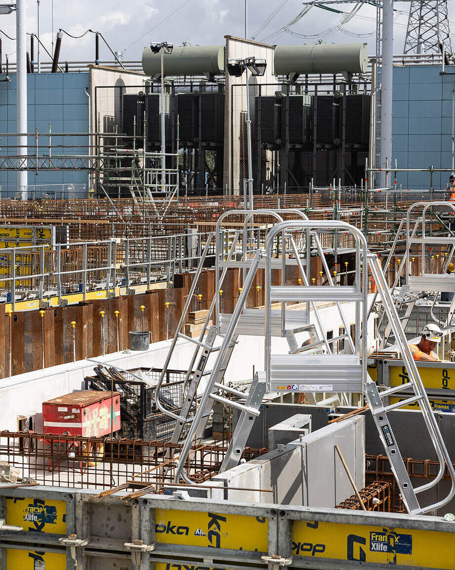 Werkzaamheden van TenneT bij een onderstation in Oostzaan. Protesten van het nabijgelegen Van der Valk hotel hebben de bouw met minimaal een jaar vertraagd.