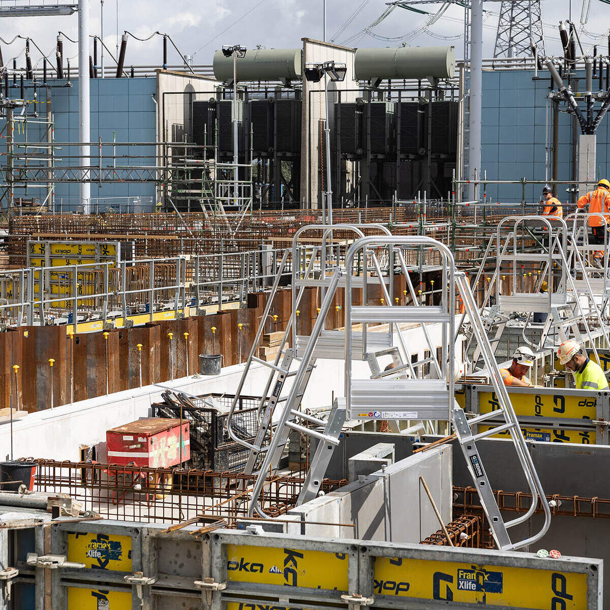 Werkzaamheden van TenneT bij een onderstation in Oostzaan. Protesten van het nabijgelegen Van der Valk hotel hebben de bouw met minimaal een jaar vertraagd.
