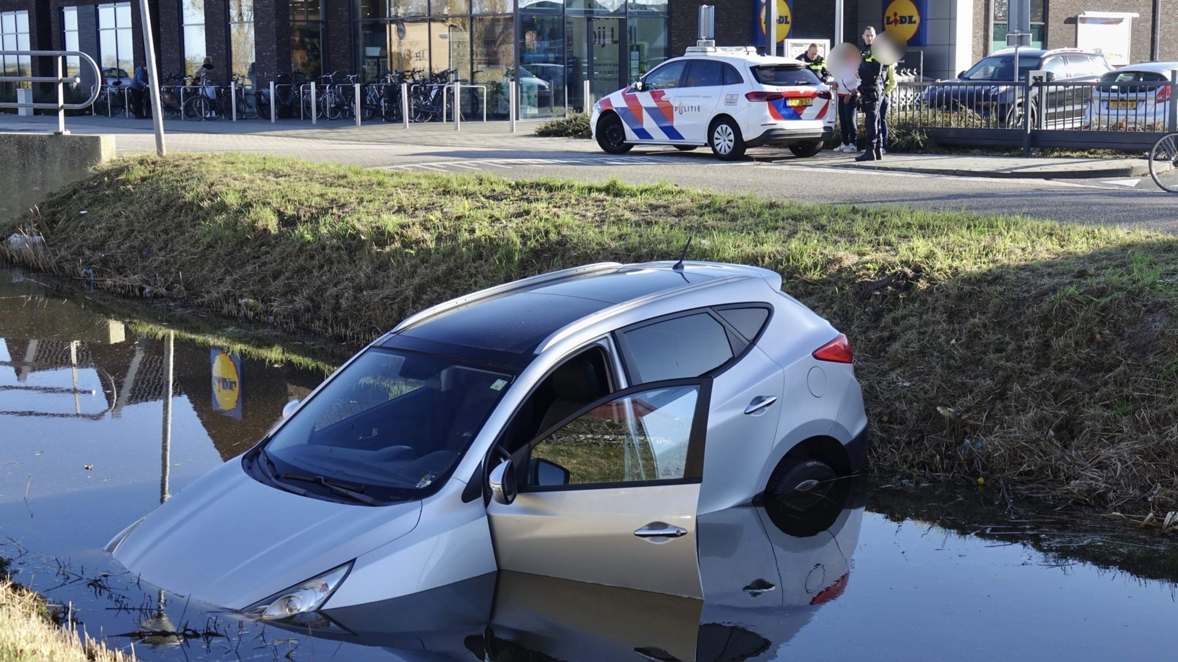 Auto belandt in sloot in Julianadorp