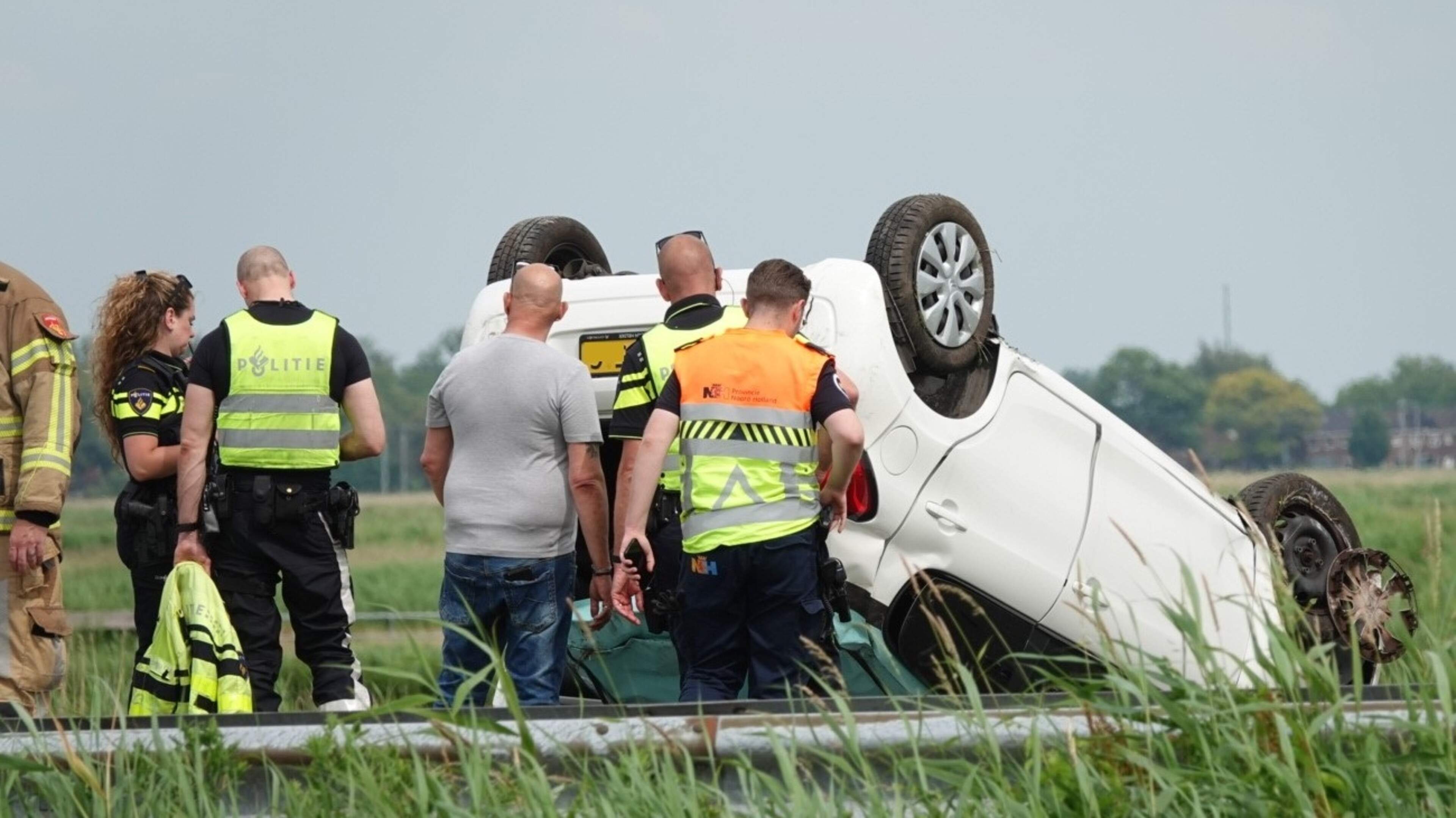Auto belandt op z’n dak bij ongeval op N246 bij Wormerveer, bestuurster naar ziekenhuis