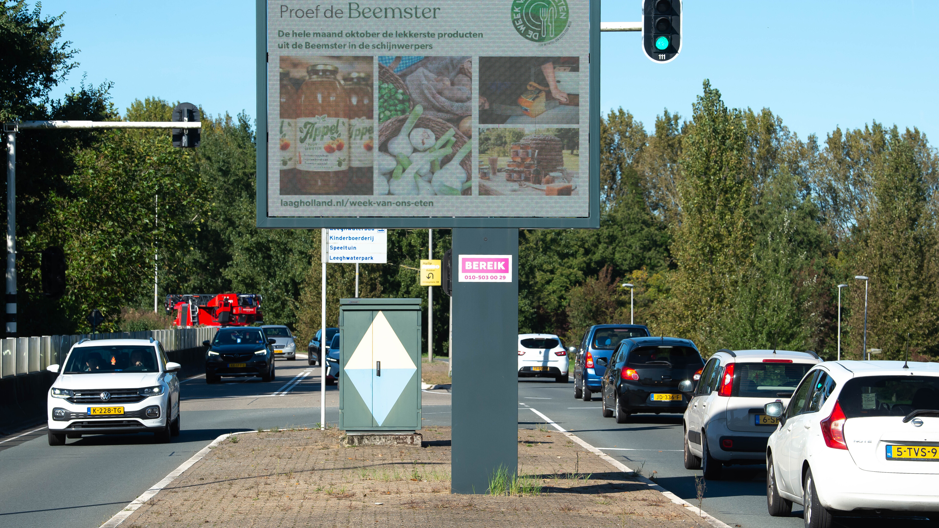 Nieuwe locatie voor metershoog reclamebord in Zuidoostbeemster na protest uit de buurt: ’flipperkast