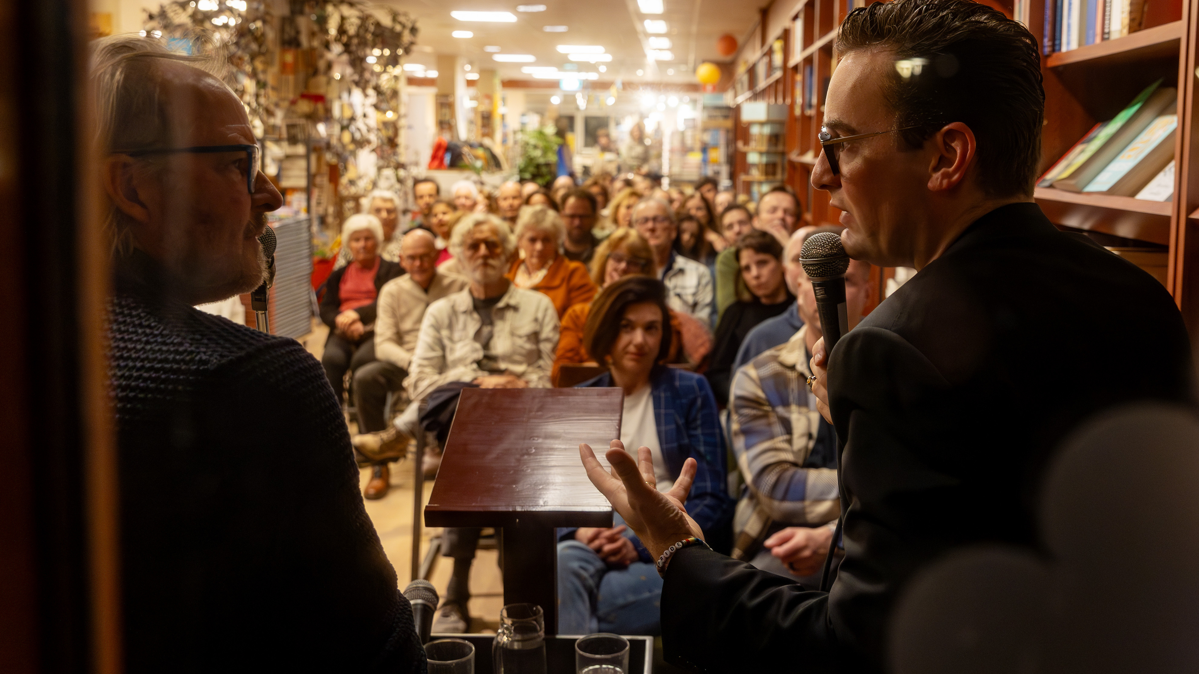 Splinter Chabot presents new book Two Princes at Laan in Castricum. 'It’s a real honor that all these people come to my book presentations'