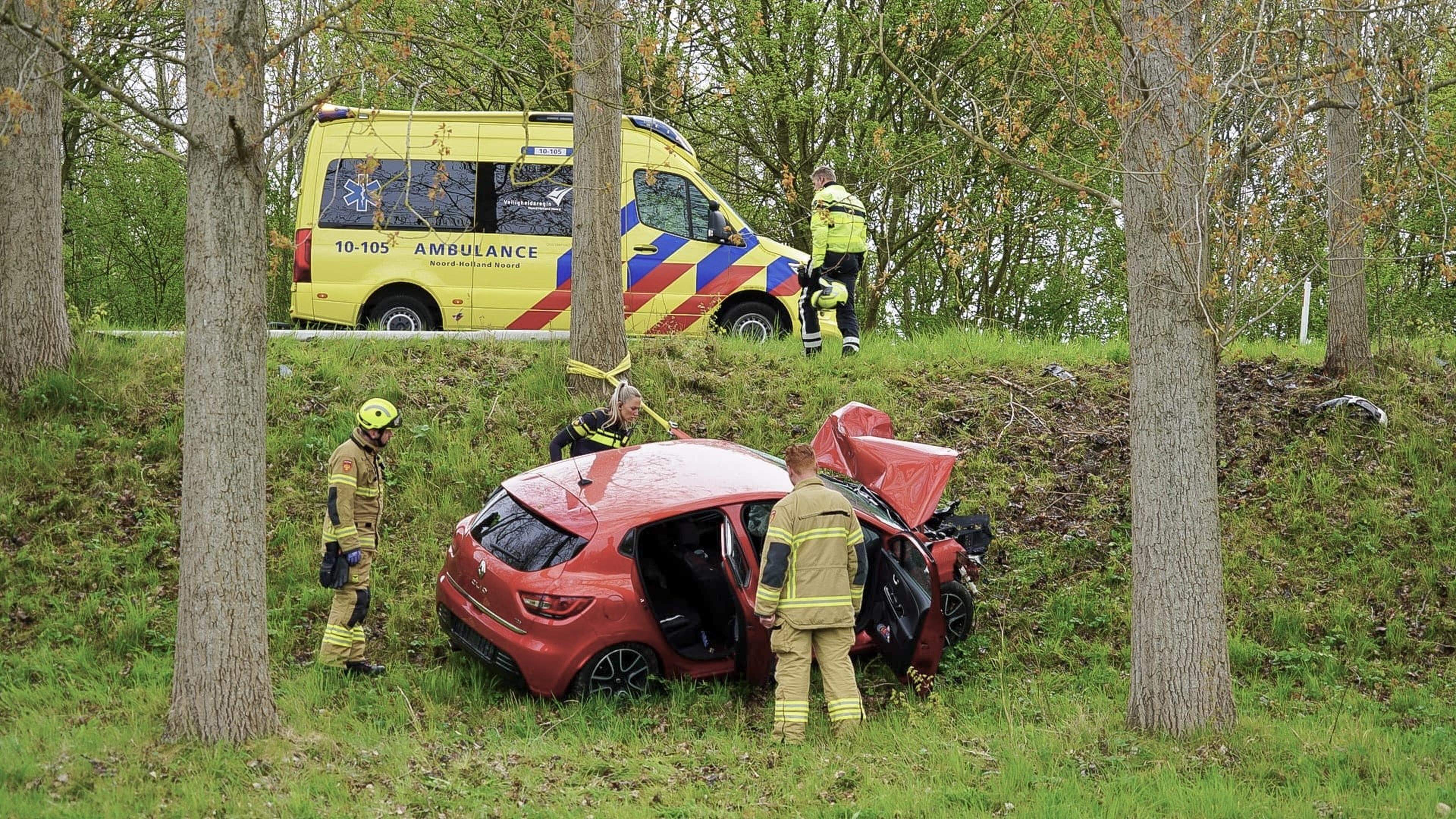 Gewonden en veel schade bij botsing tegen boom langs afrit A7 in Middenmeer