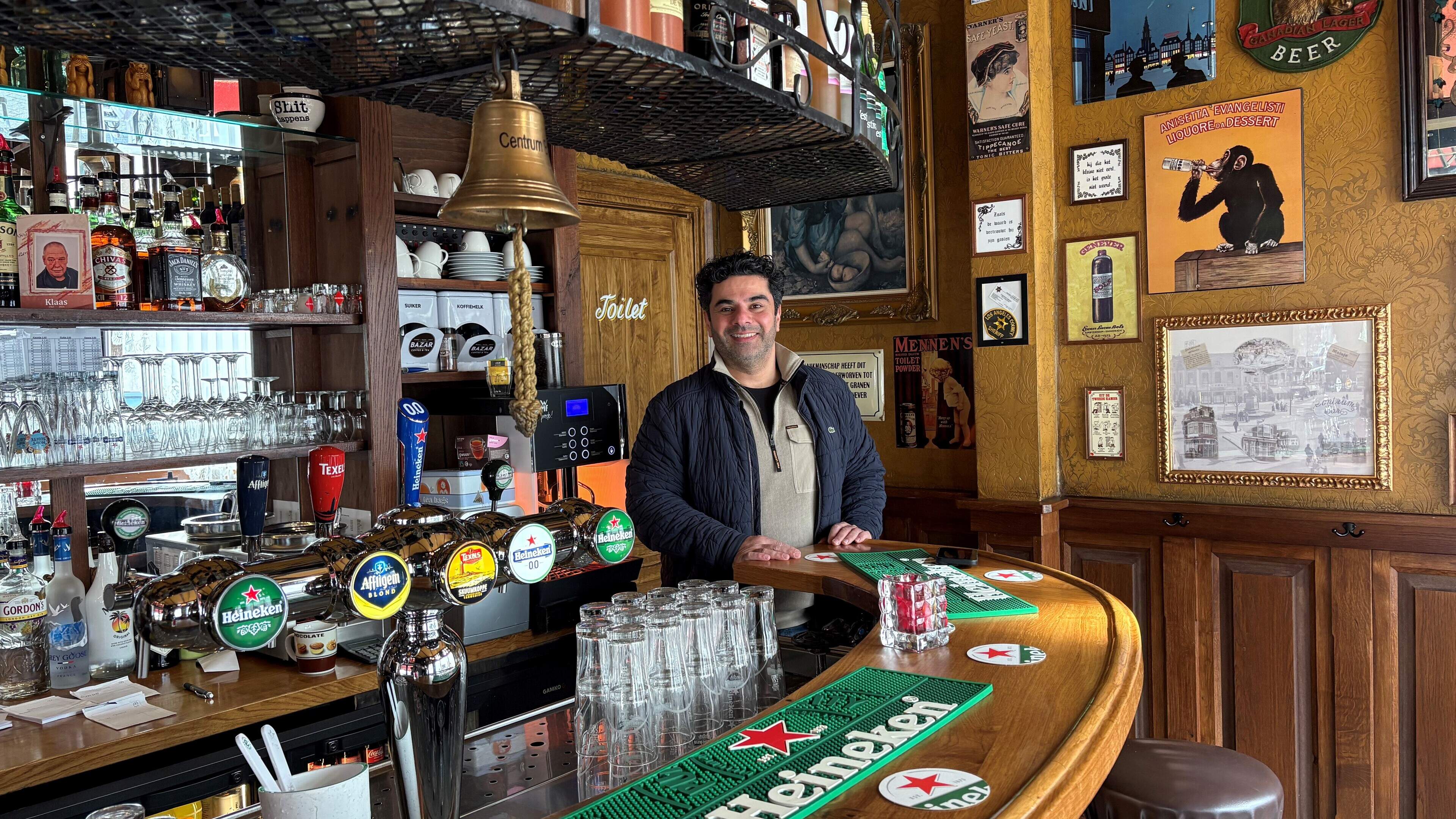 Good news for the brown cafe: the living room is now intangible heritage. 'We know and help each other'