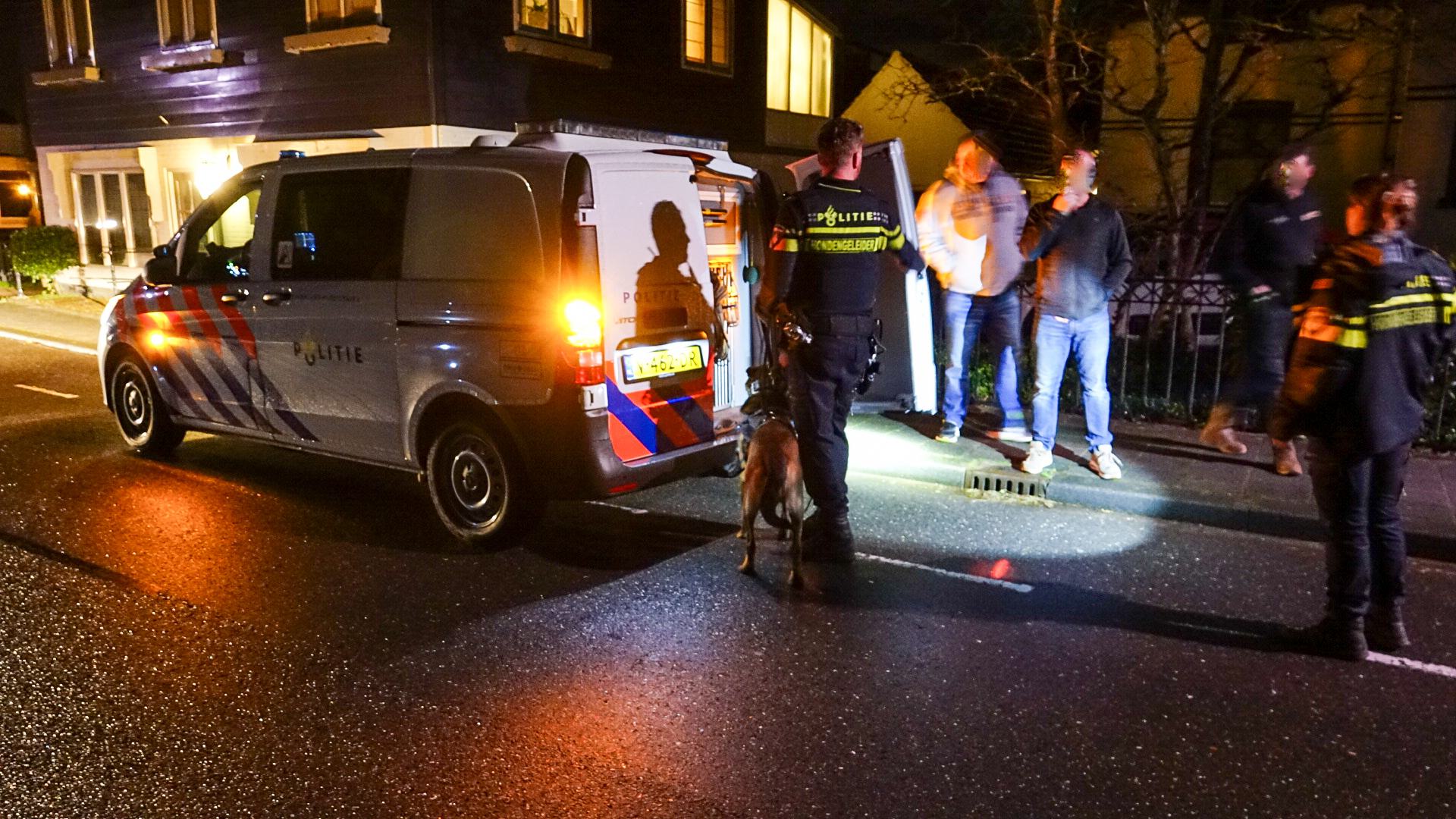 Politie groots uitgerukt na melding van wapenbezit in Avenhorn, verdachte met behulp van helikopter 