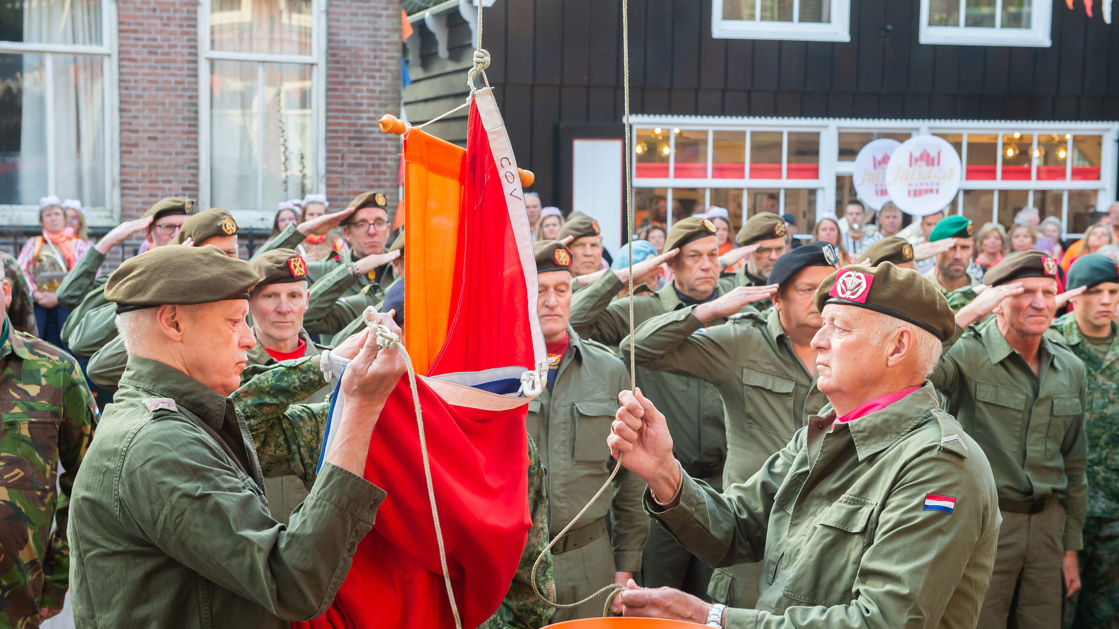 ’Voorwaarts, mars!’: Zonnige Koningsdag in Waterland afgetrapt met militair vertoon op Marken