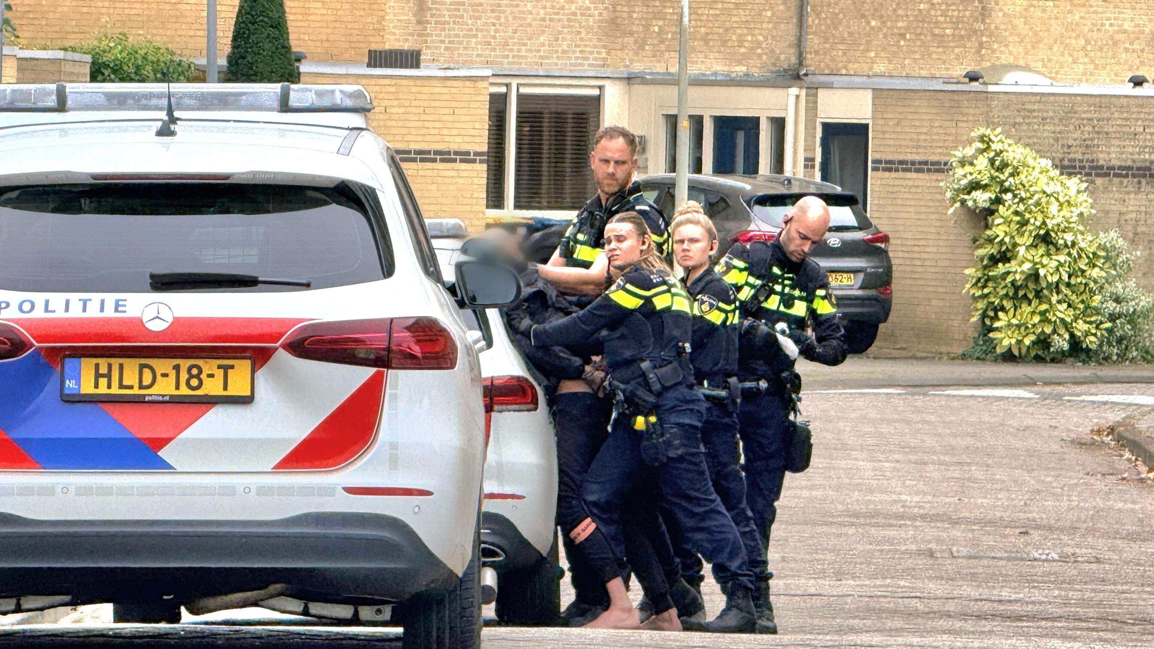 112-nieuws: Brievenbus uit voordeur geblazen bij woningexplosie in Hoogkarspel, Twee personen gearre