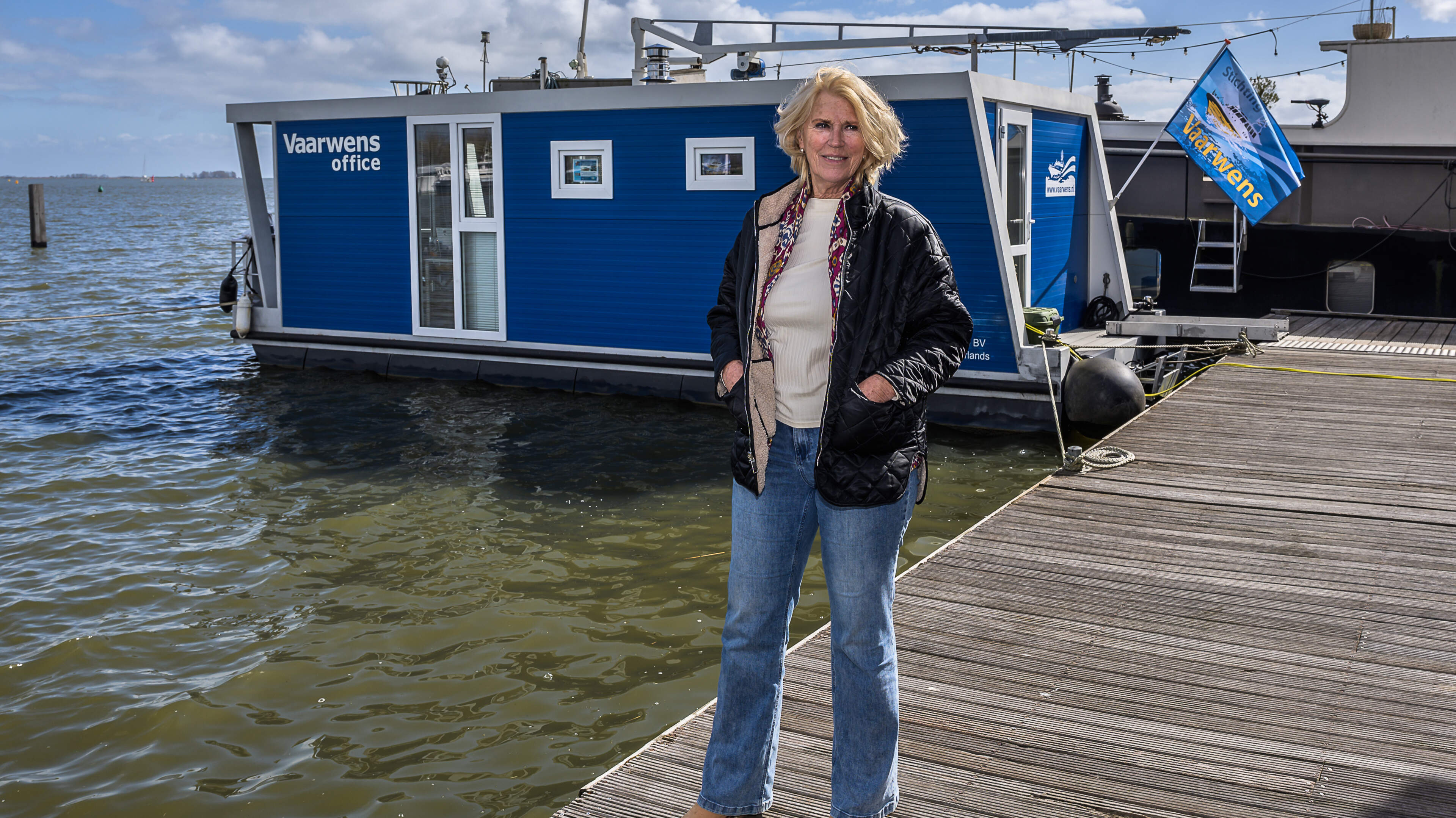 Drijvend kantoor van Stichting Vaarwens verhuisd van Naarden naar Monnickendamse haven