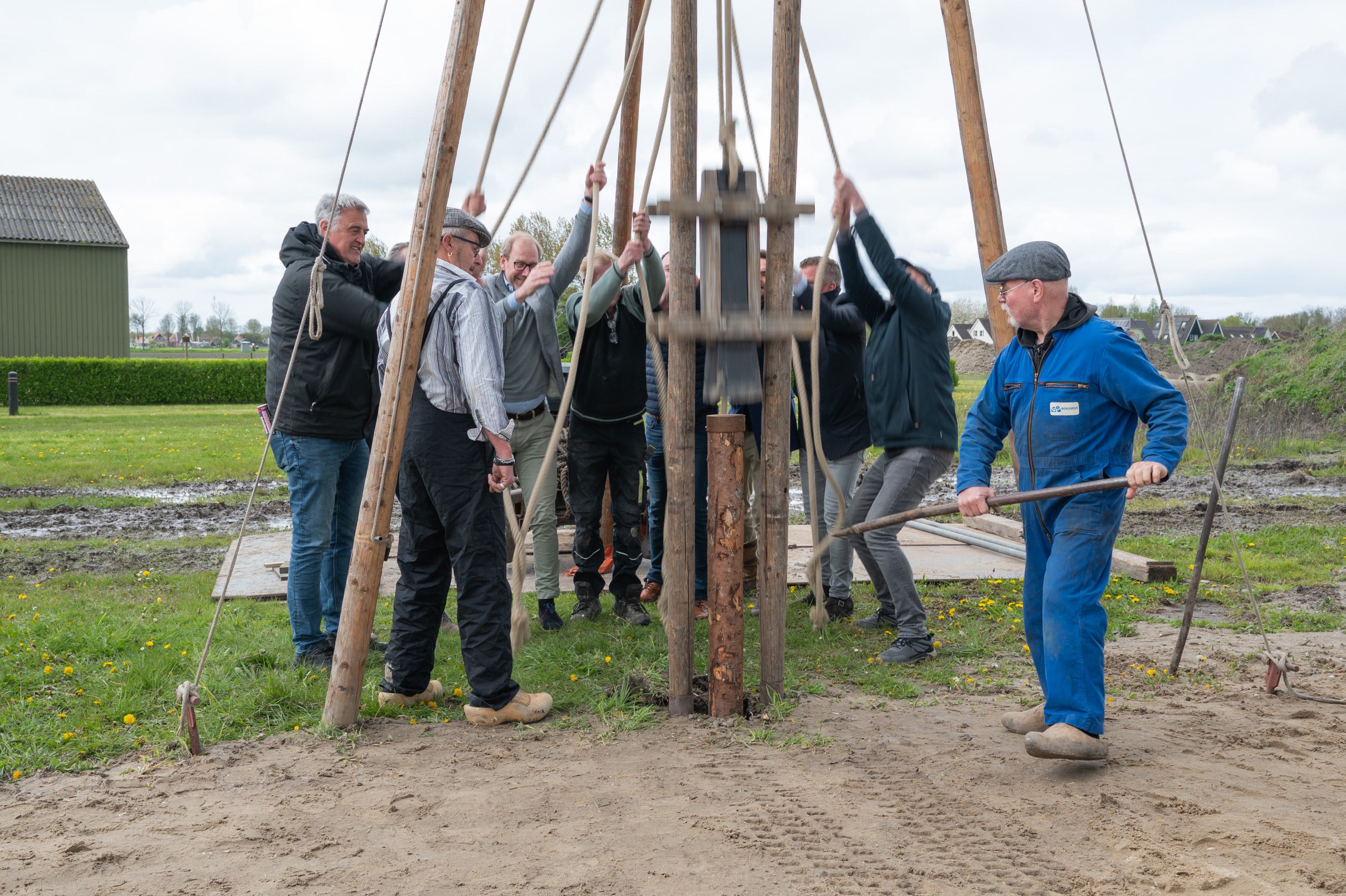 Symbolische heipaal markeert start bouw Dormio-vakantiepark in Opperdoes: ’Maak er wat moois van’