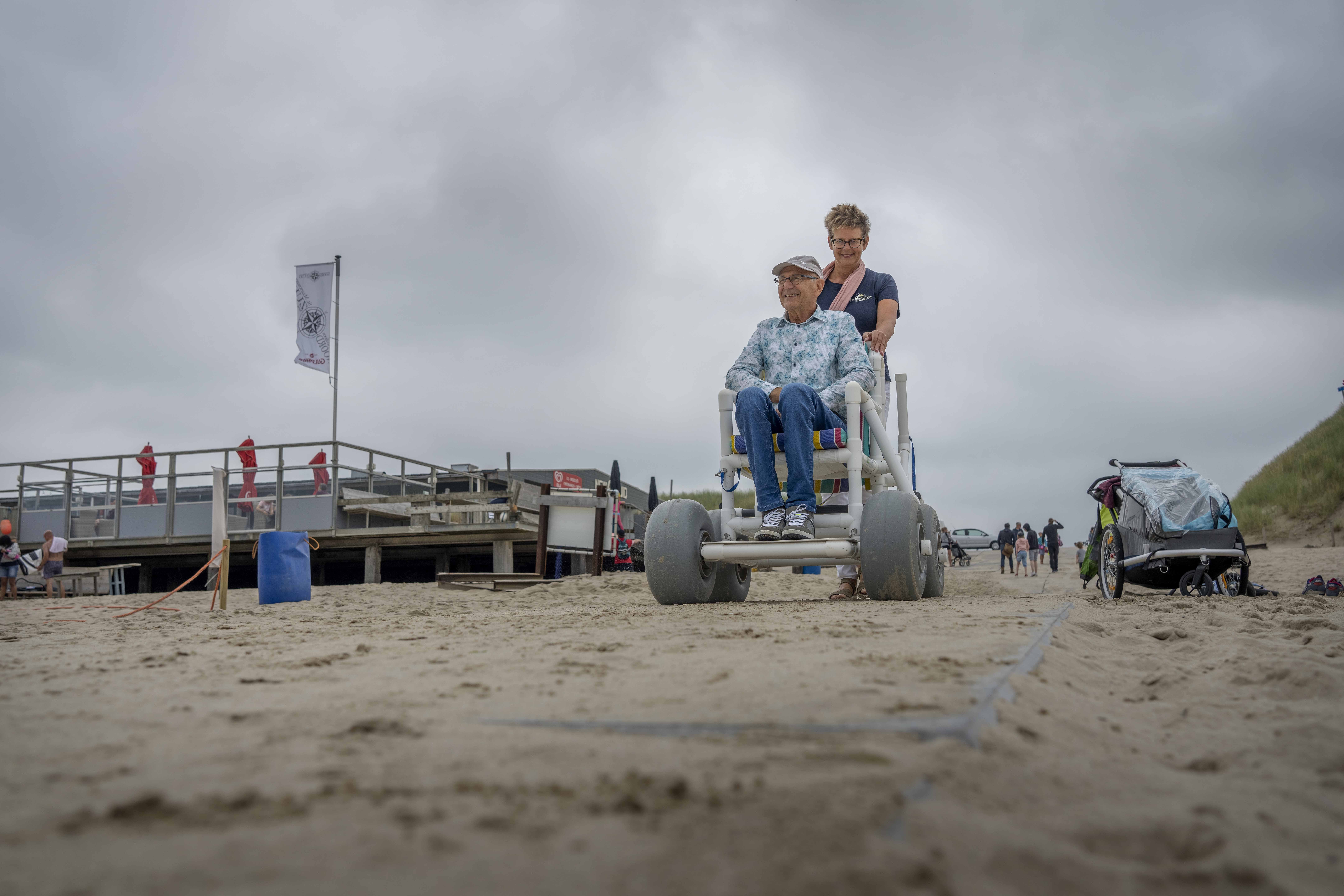 Rolstoelen staan weer klaar op de stranden van Schagen. In Callantsoog zijn ze elektrisch