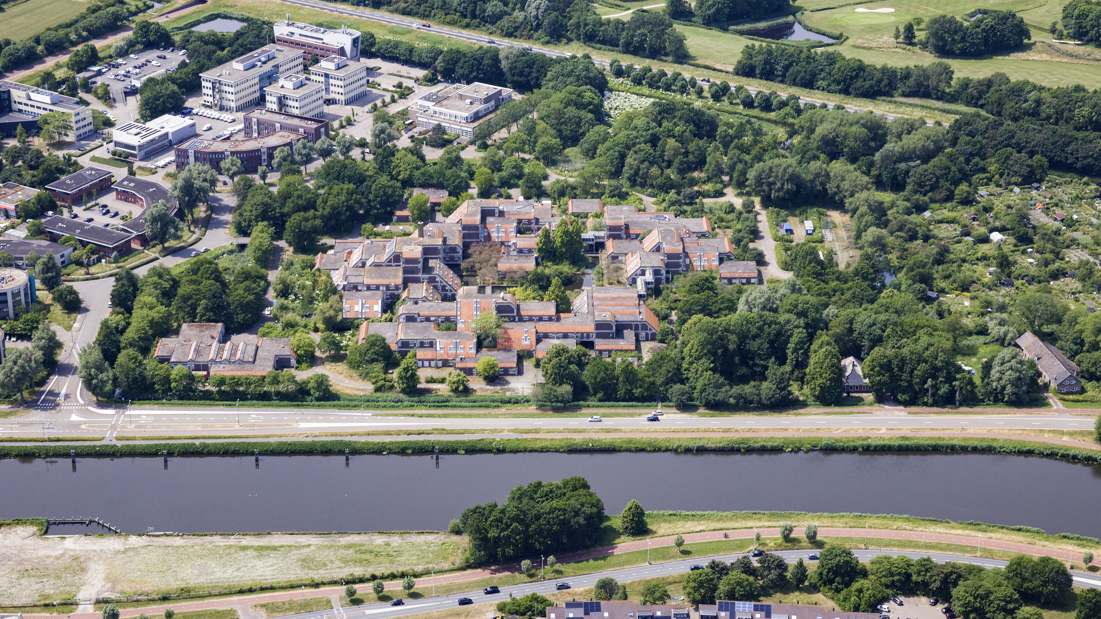 PEN-dorp voor de vrouwen. Nieuw Oudorp voor de scheikundigen. Want er is daar water