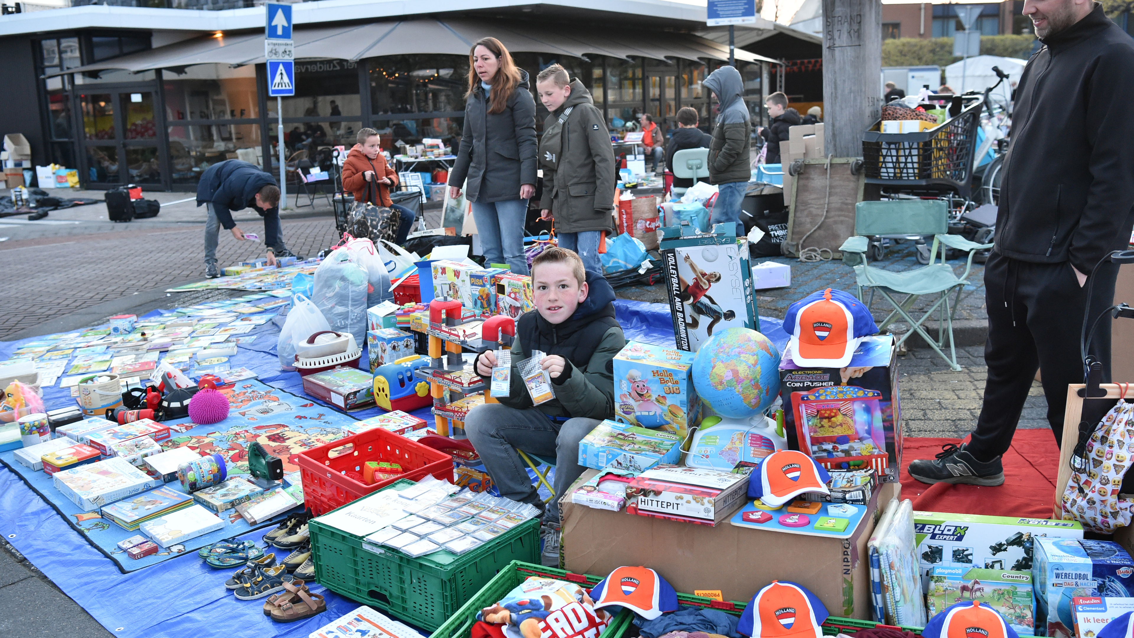 The earliest birds at the Heemskerk flea market are already there at 4 AM: 'When we're done, we’ll have a nice beer. That’s also tradition'