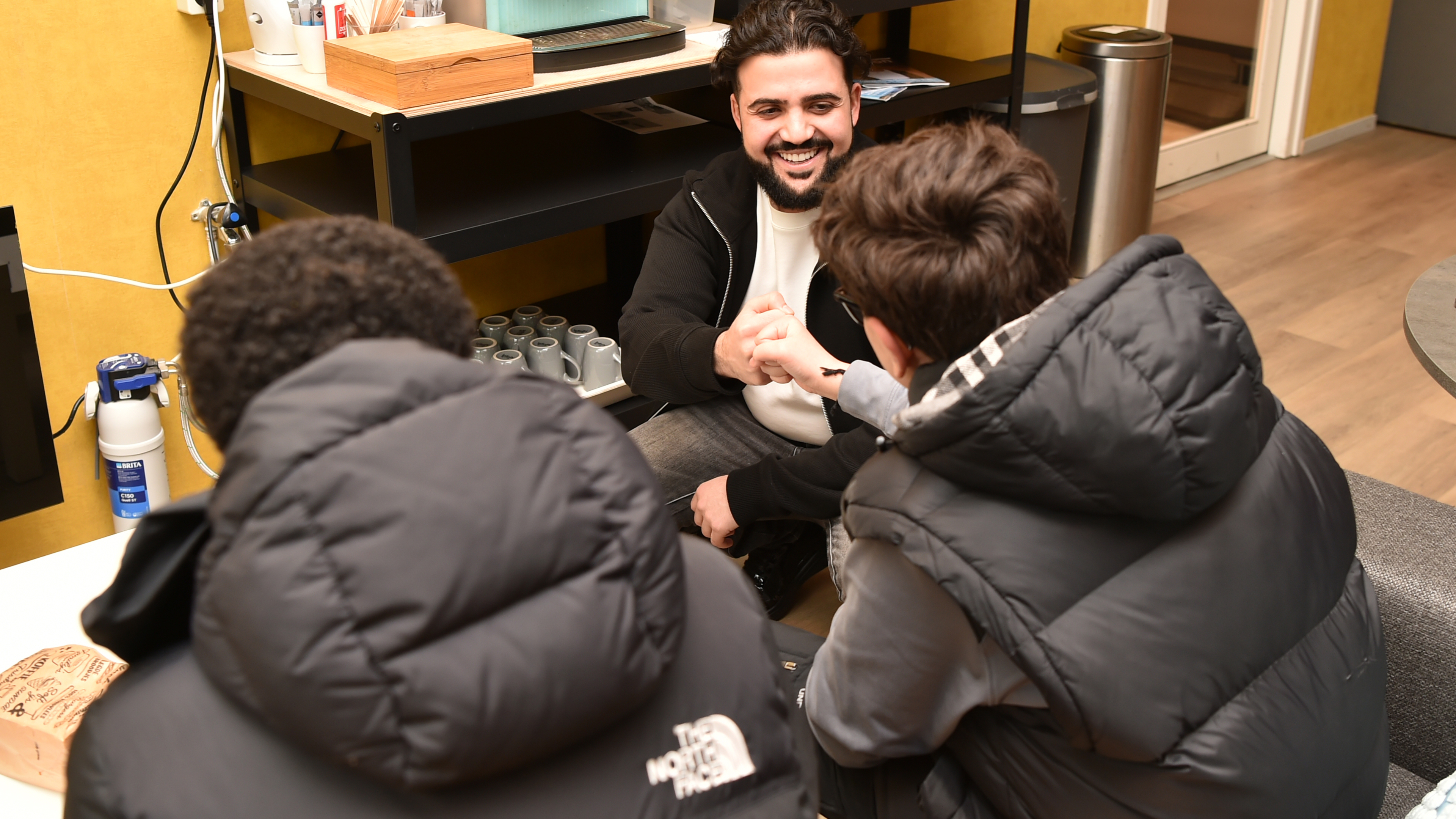 An evening at Europaplein in Beverwijk with youth workers Deniz and Kenan: ‘We connect with the boys by being ourselves. We are brother figures to the youth’