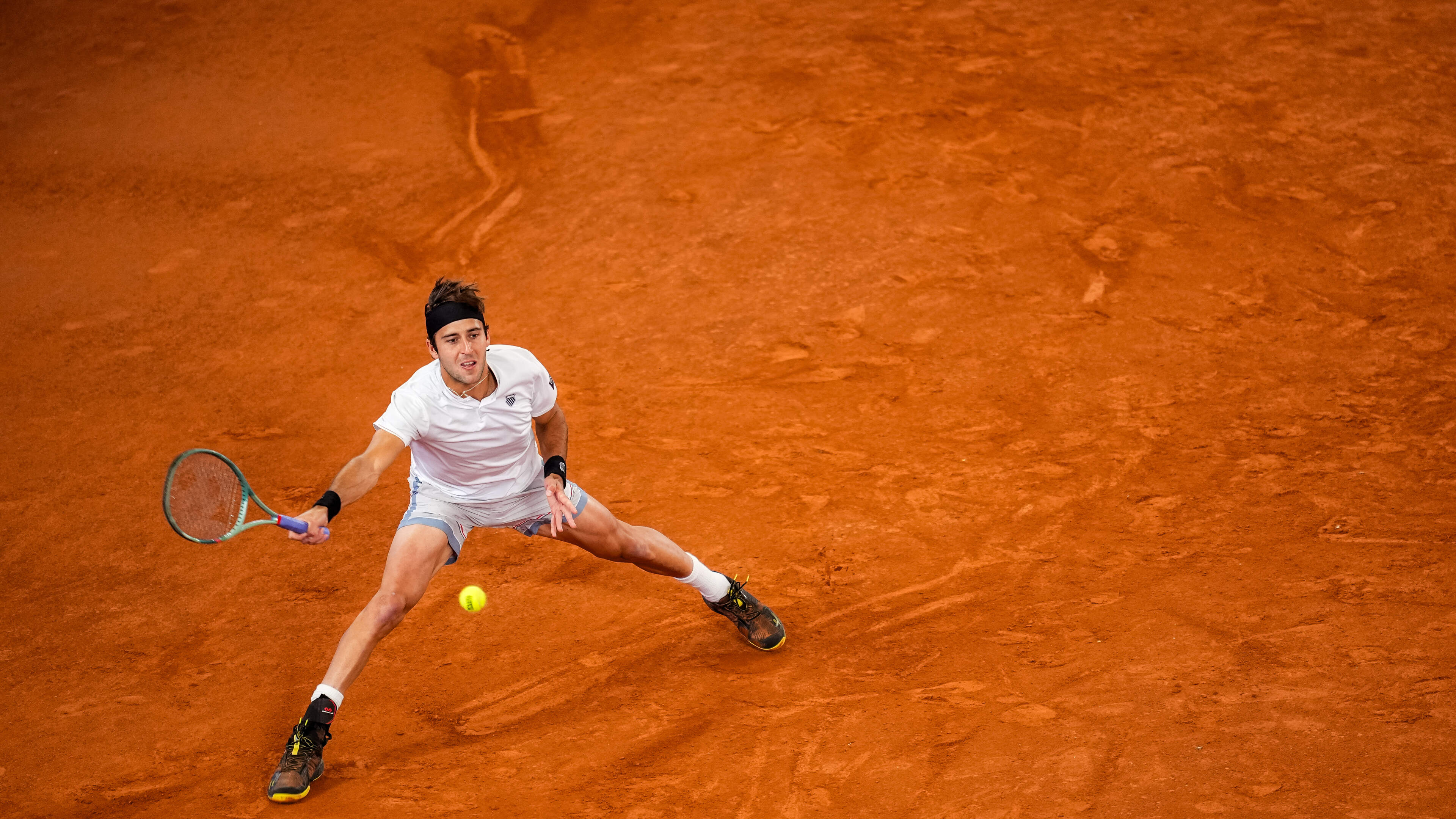 Red clay looks better, but what does it matter? Eva Vedder regained her form on the other color