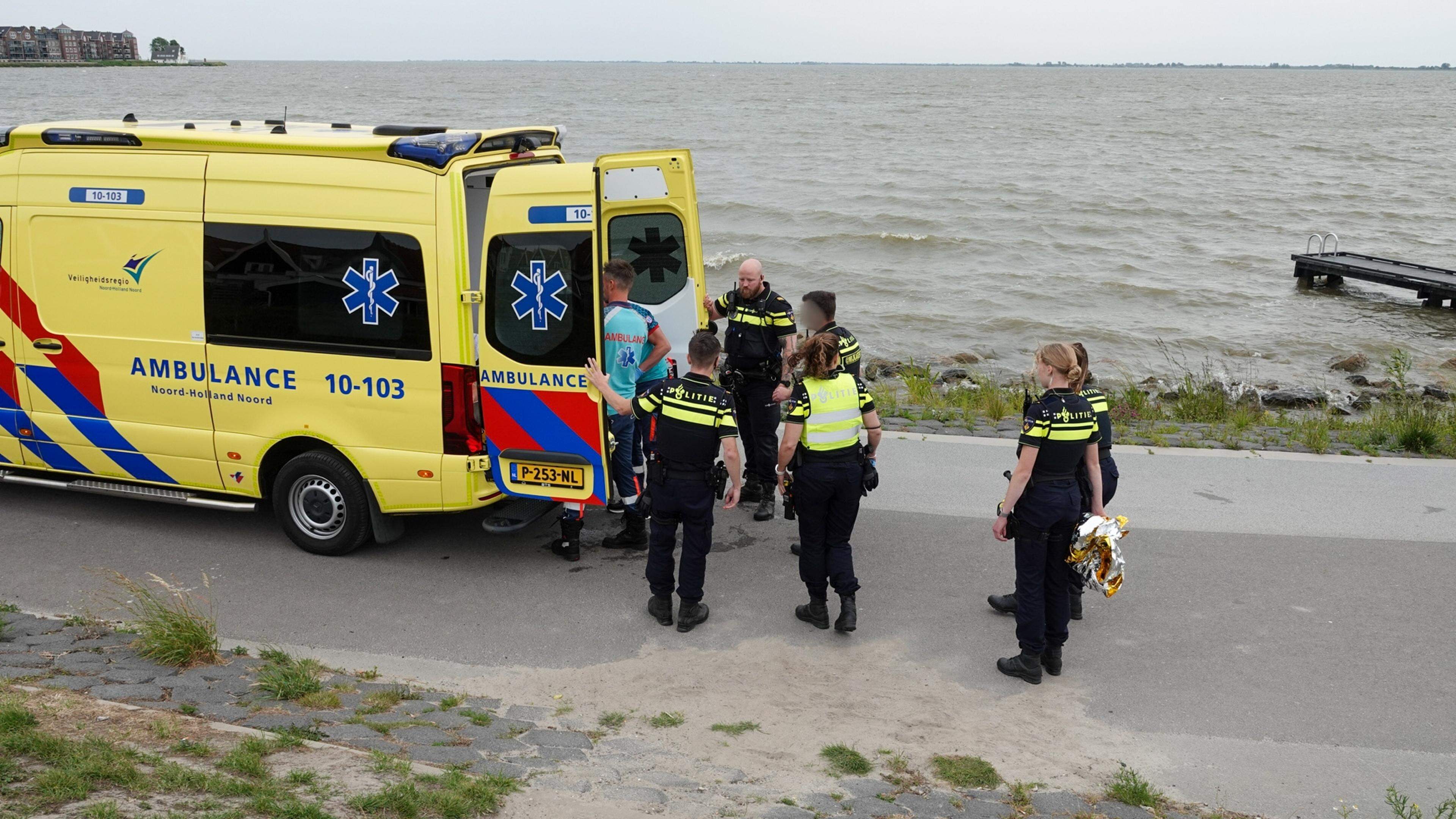 Man door hulpdiensten uit Markermeer gehaald in Hoorn, overgebracht naar ziekenhuis