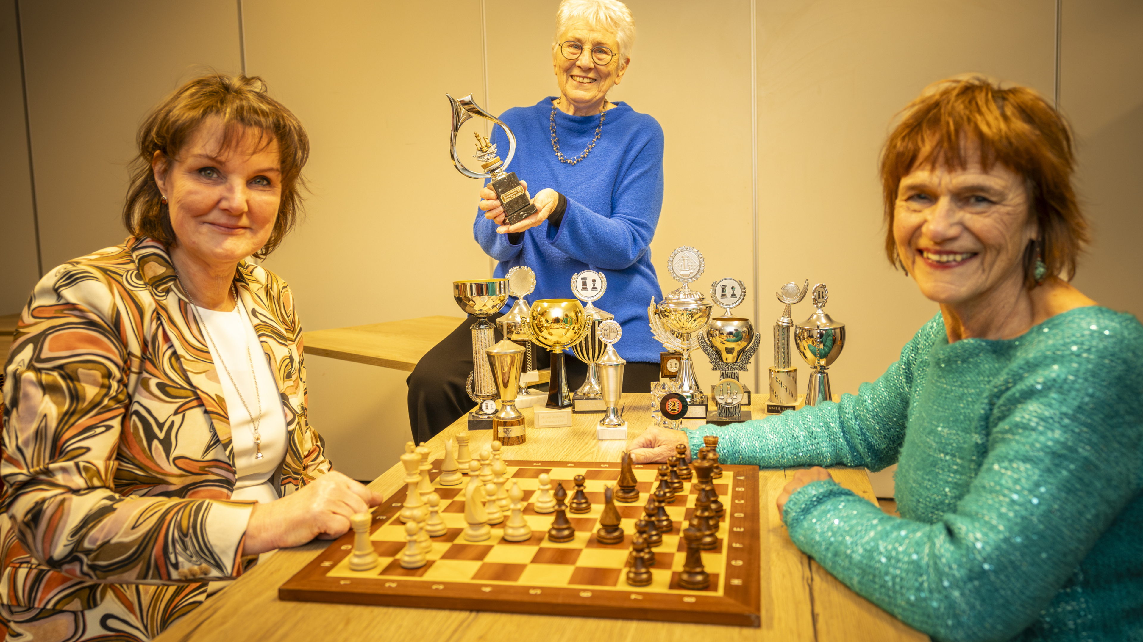 Hoe de zwarte Dame toch in Warmenhuizen bleef; plaatselijke schaakclub over het recente succes