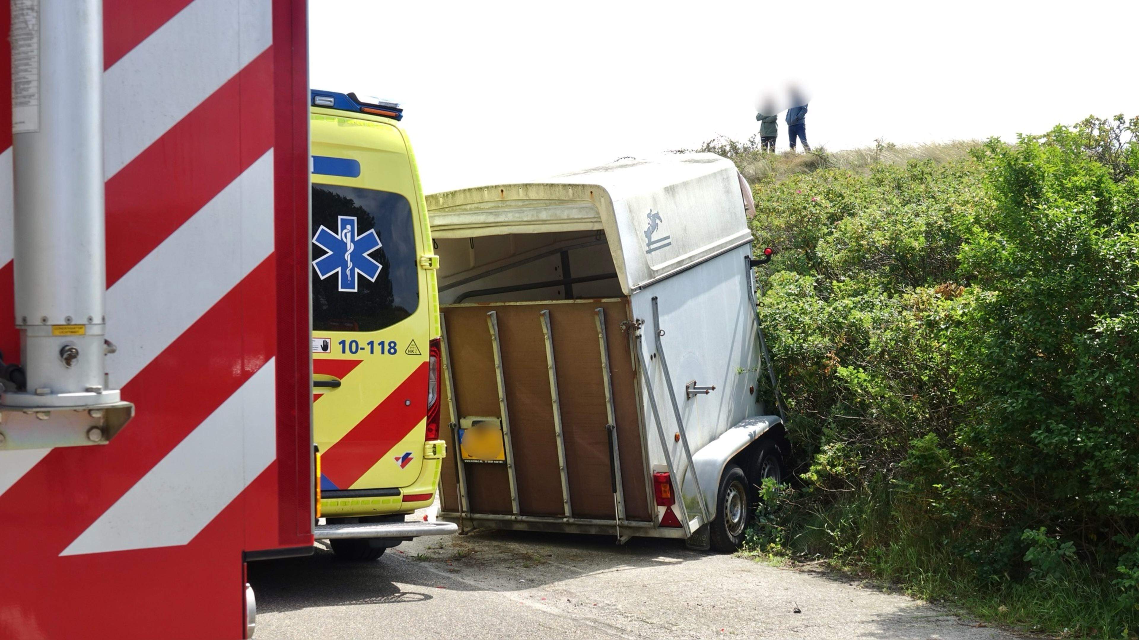 112 nieuws: automobilist klapt op geparkeerde paardentrailer in Callantsoog, zweefvliegtuig maakt no