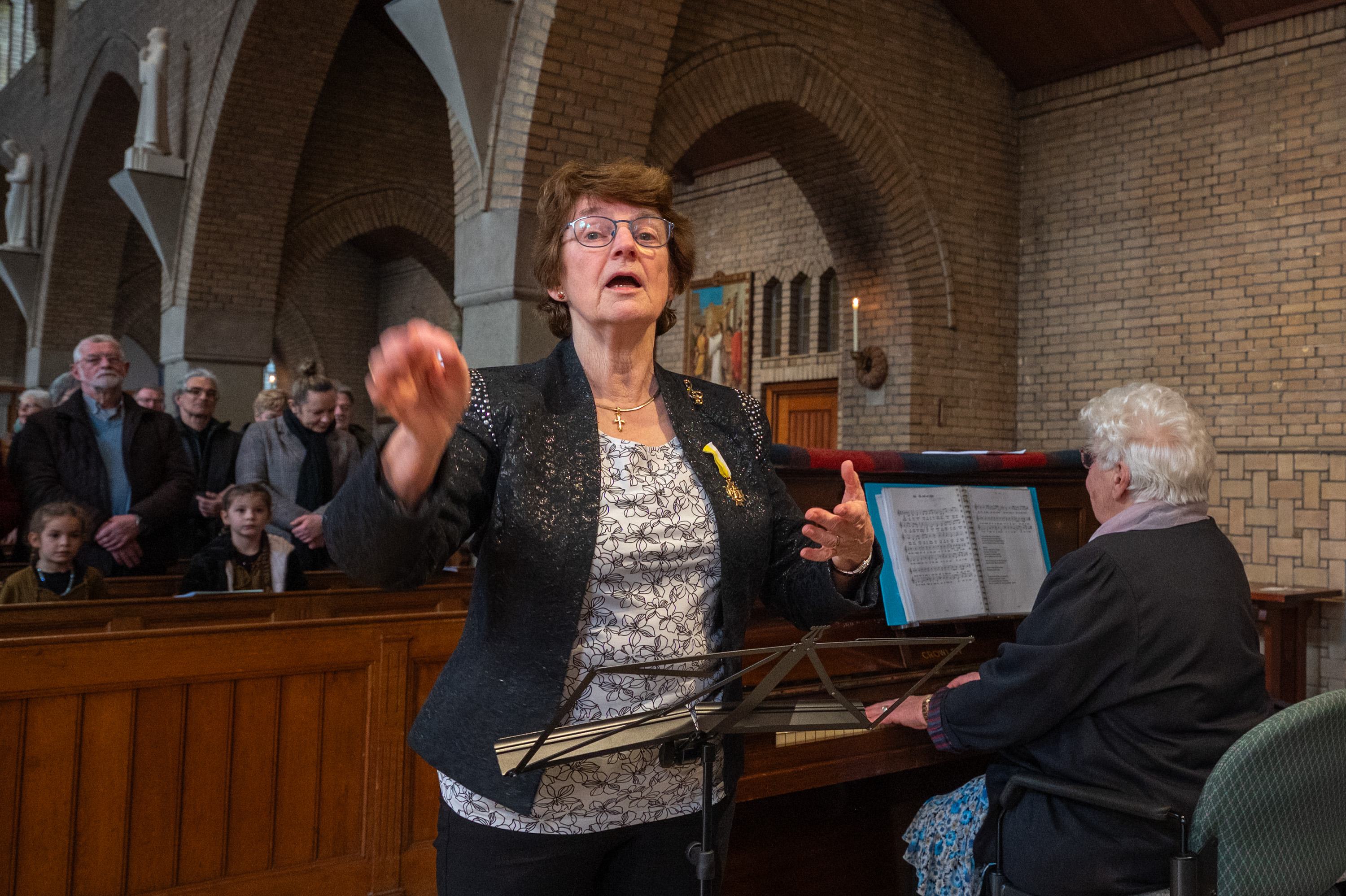Kerkkoor De Goorn eert dirigente voor kwart eeuw inzet met Gregoriusmedaille: ‘Betty is gelukkig hee