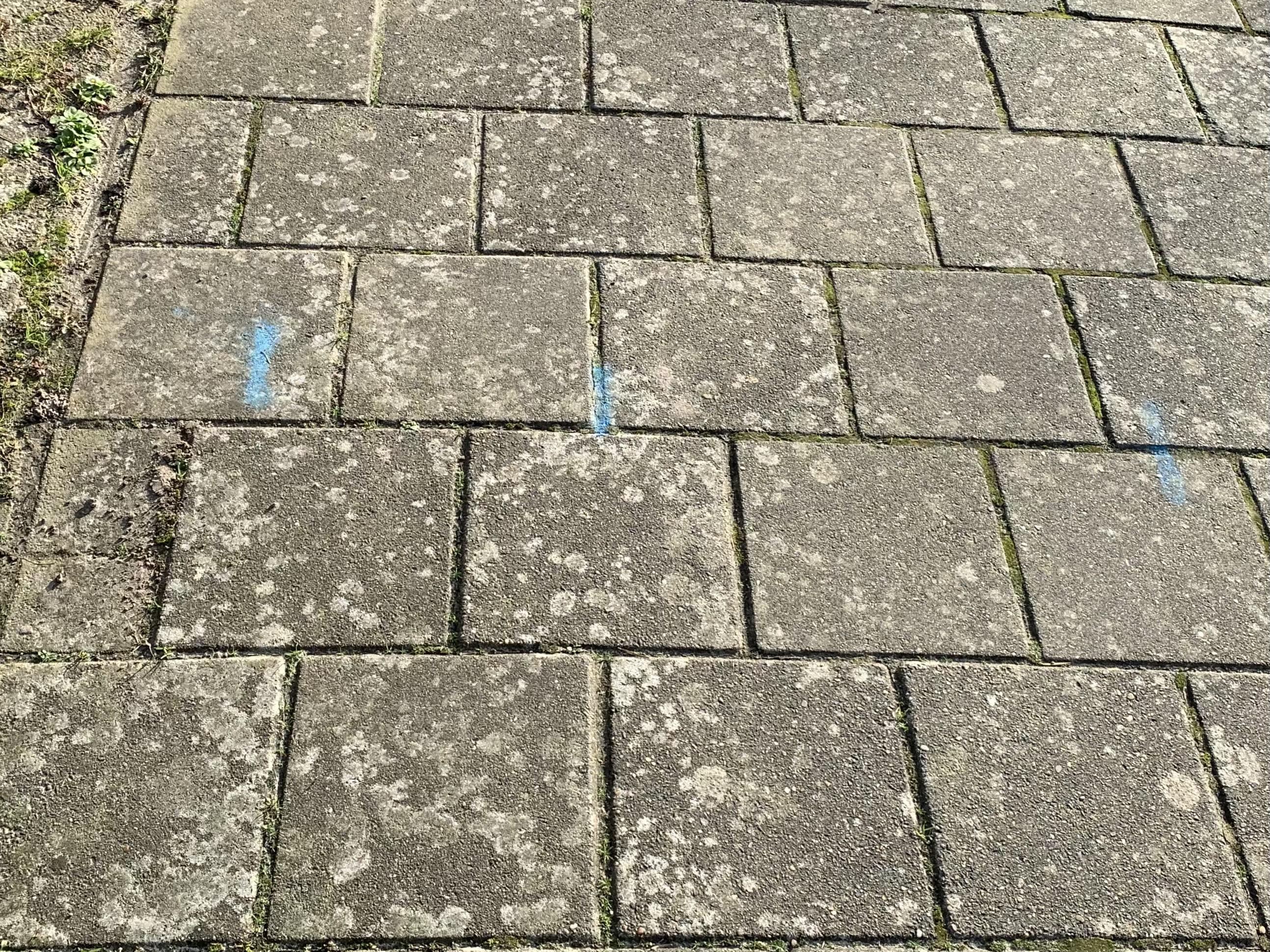 Wie zet die blauwe strepen op de stoepen? Nee, het is geen inbrekerstruc