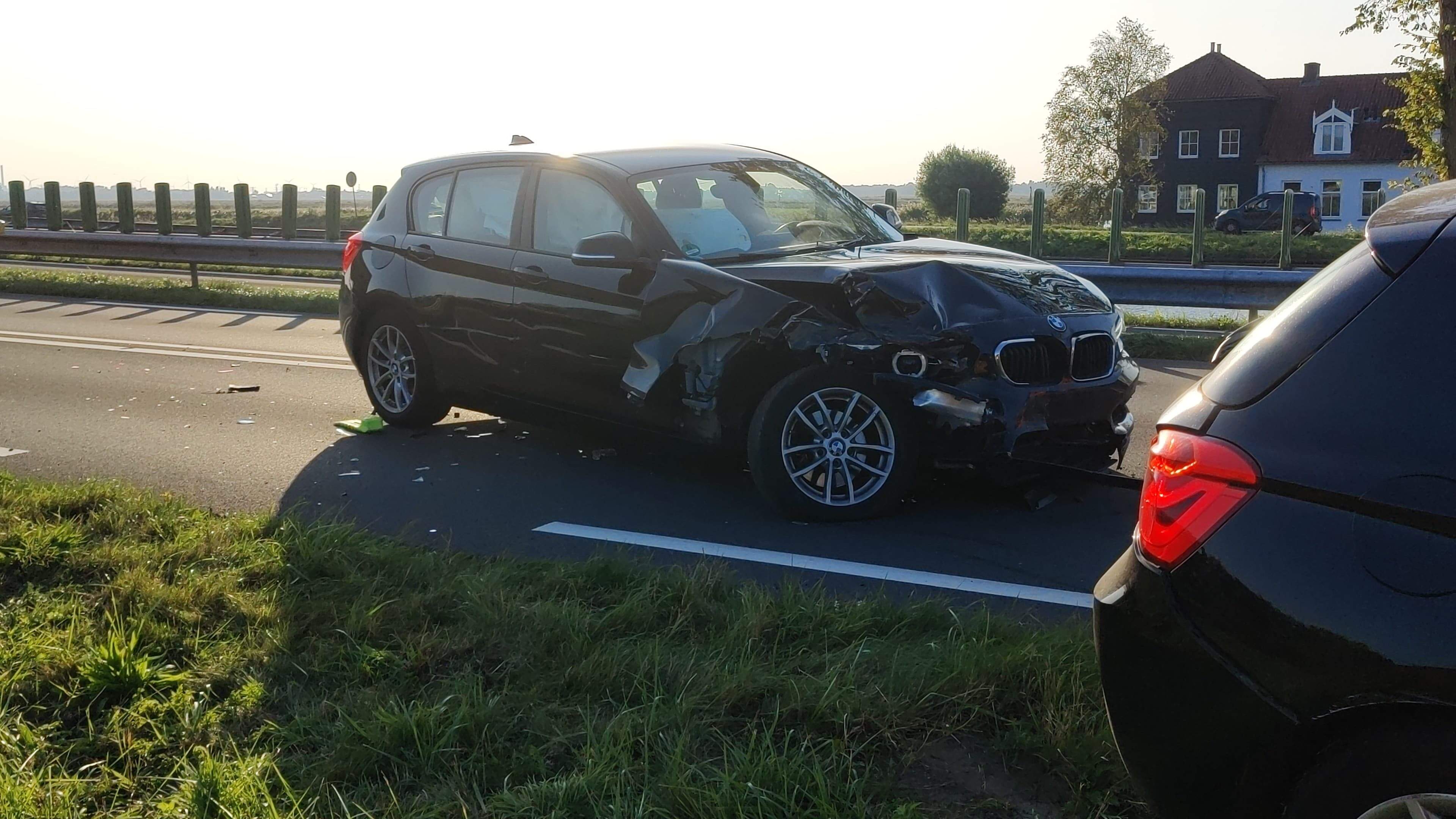 Drie gewonden bij aanrijding tussen meerdere auto’s op Jaagweg bij Ilpendam [update]