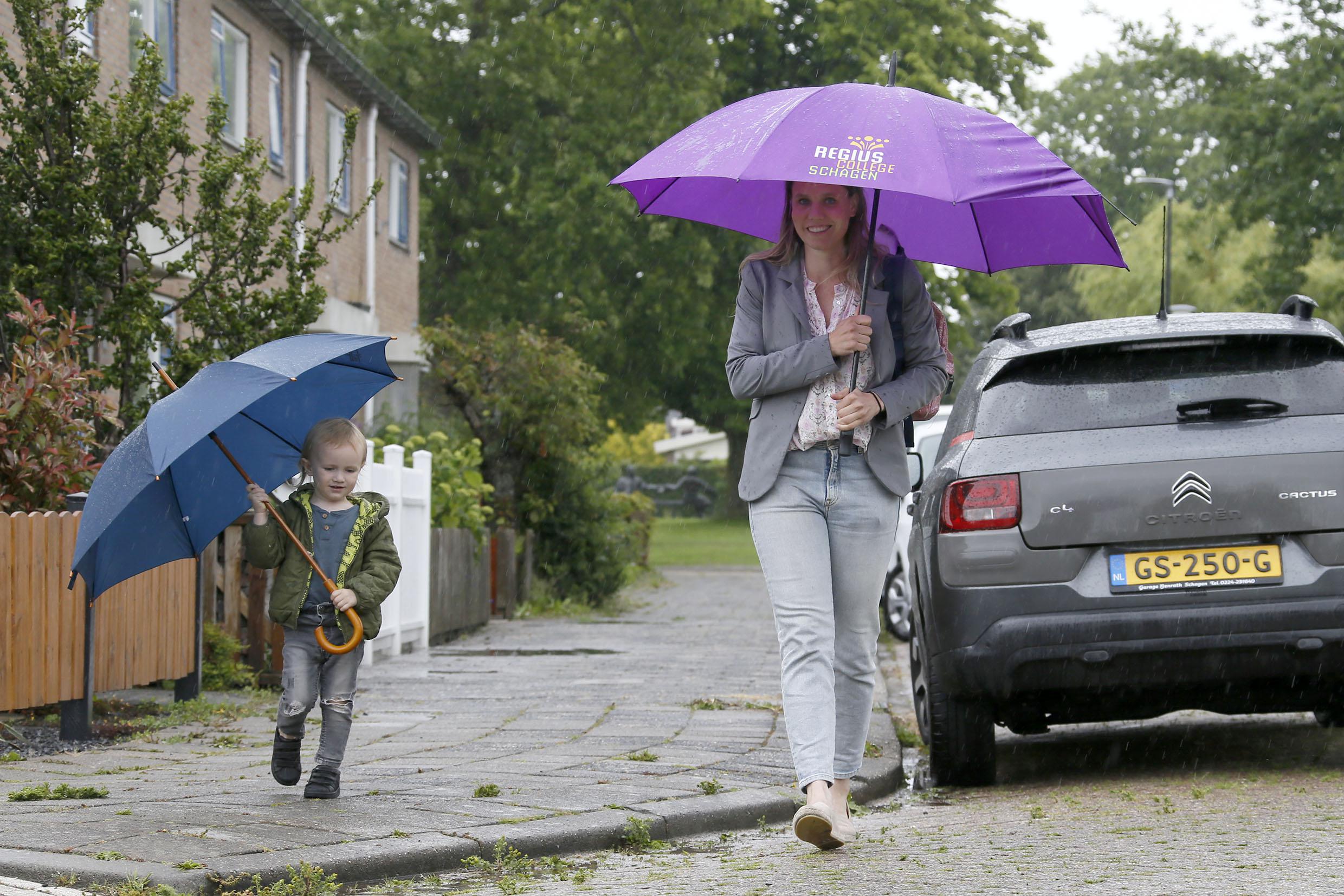 ’Het regent, het regent, de pannetjes worden nat’. Maar Jild niet onder