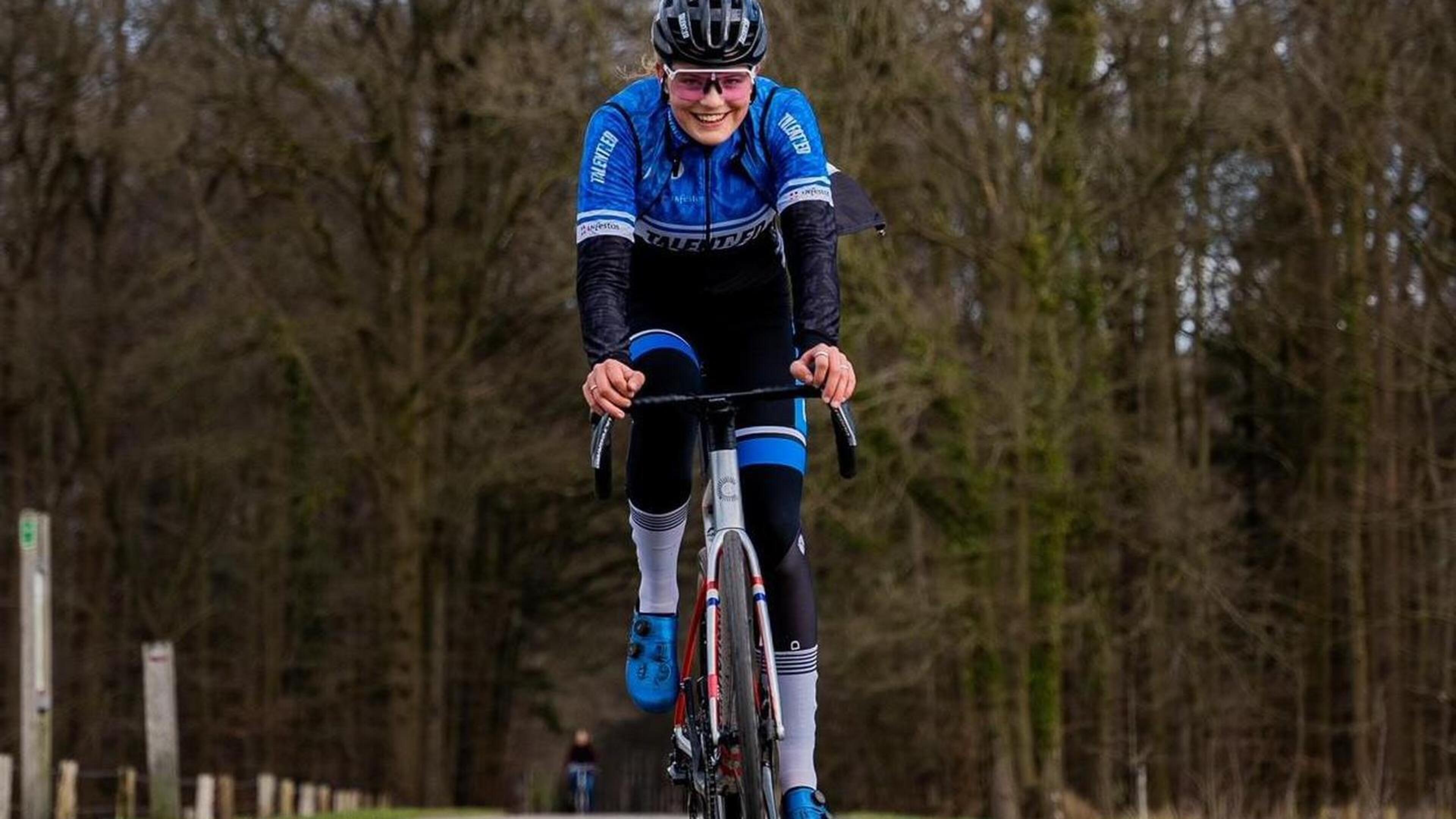 Silje Bader uit Warmenhuizen valt uit in rit Baloise Ladies Tour na massale valpartij